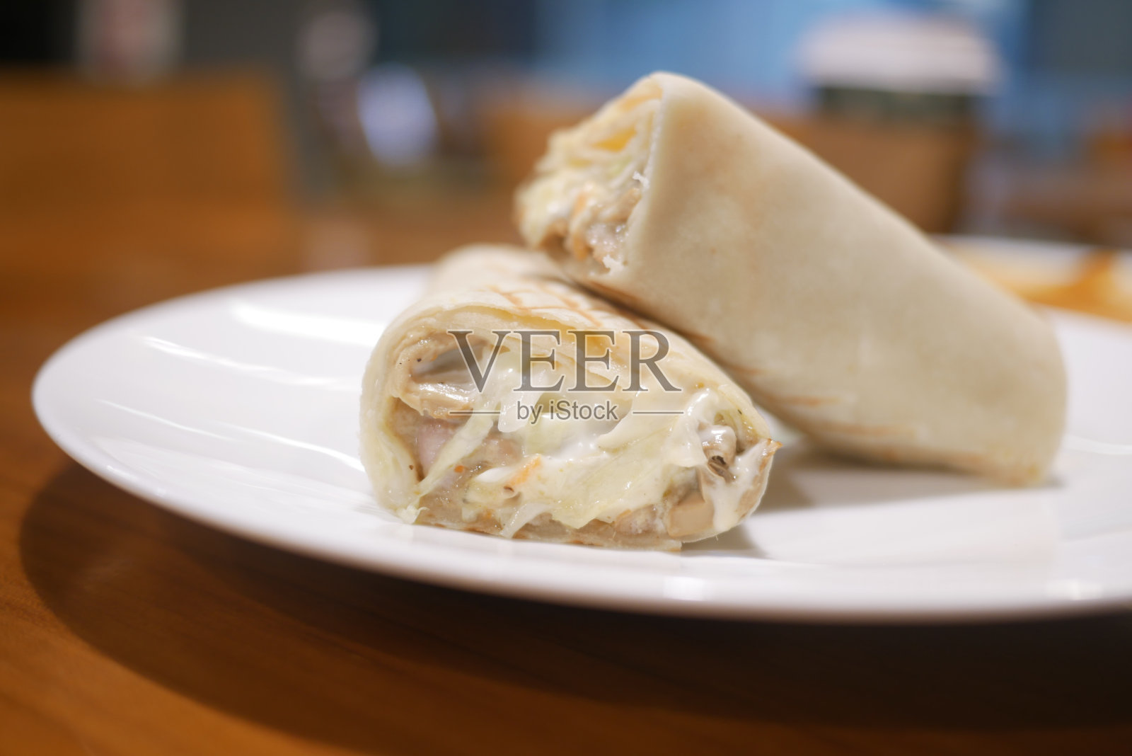 咖啡馆桌上的蔬菜卷特写照片摄影图片