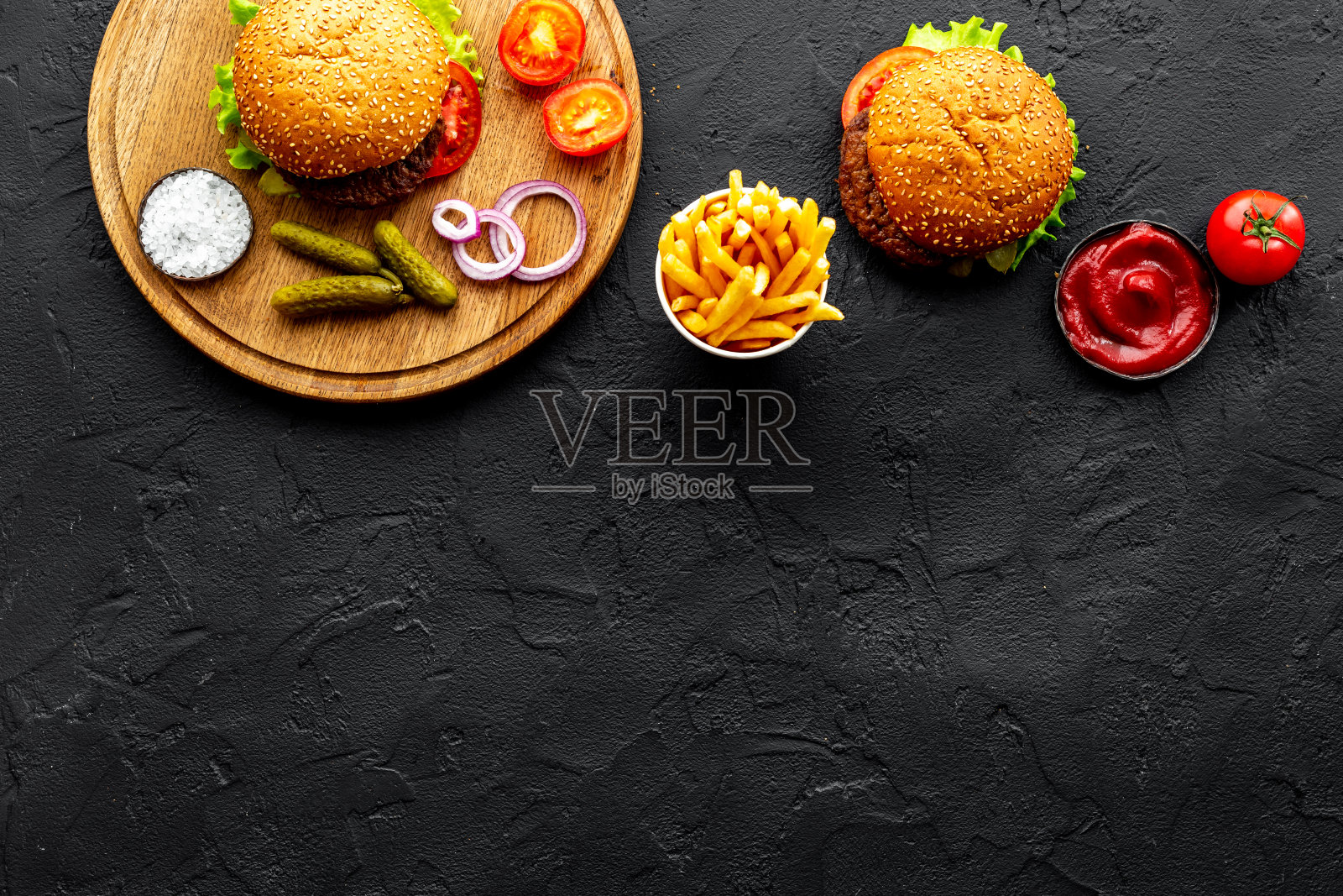 自制汉堡配泡菜和薯条。俯视图照片摄影图片