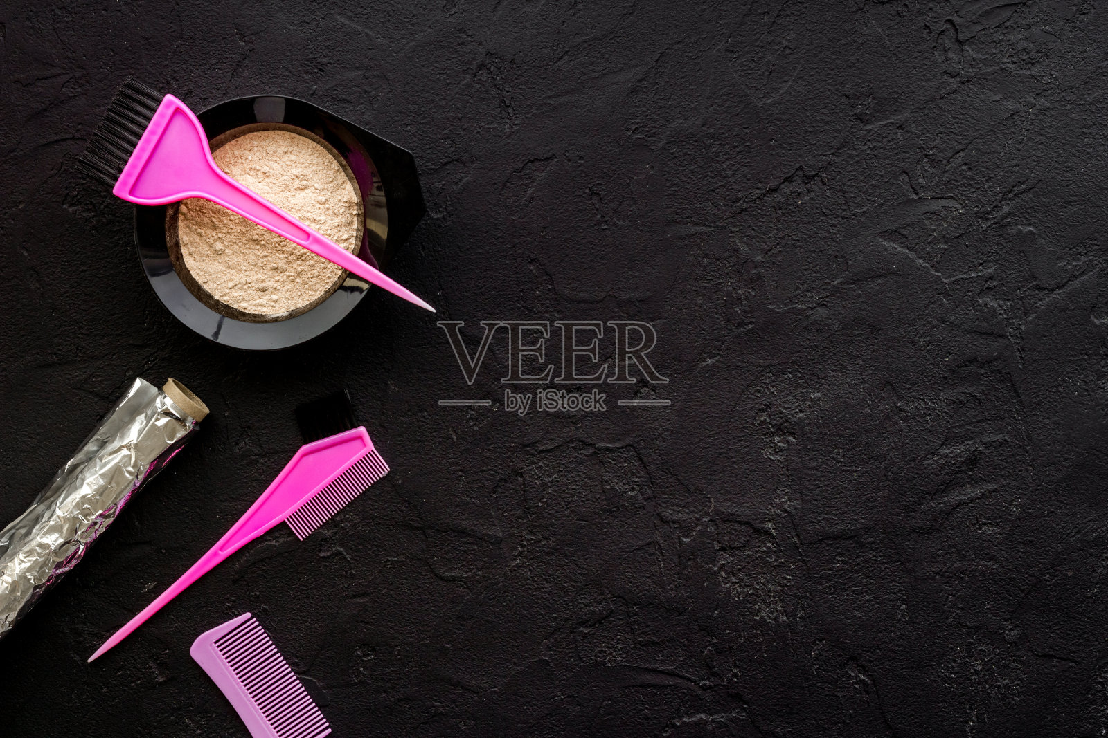 用刷子在碗里混合染发剂，俯视图照片摄影图片