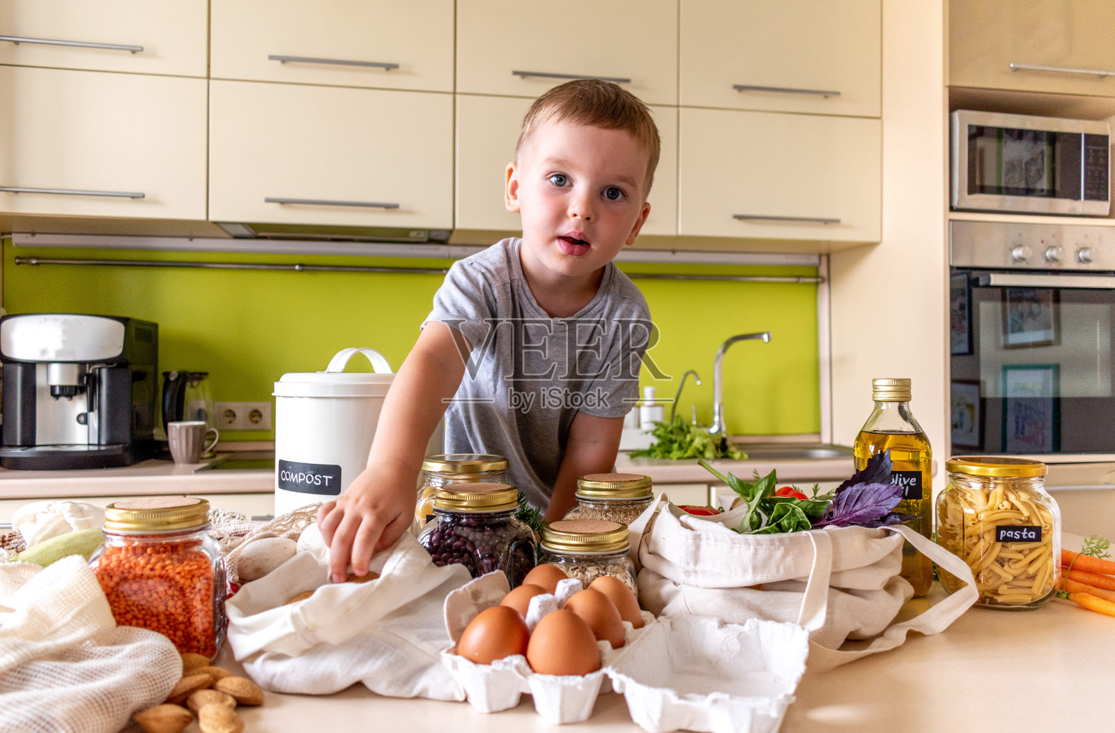 男孩把手伸进布袋里拿坚果。副本的空间。素食购物。照片摄影图片