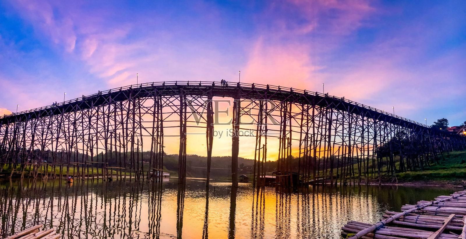 泰国北碧府桑哈拉布里日落时的老木桥孟桥照片摄影图片