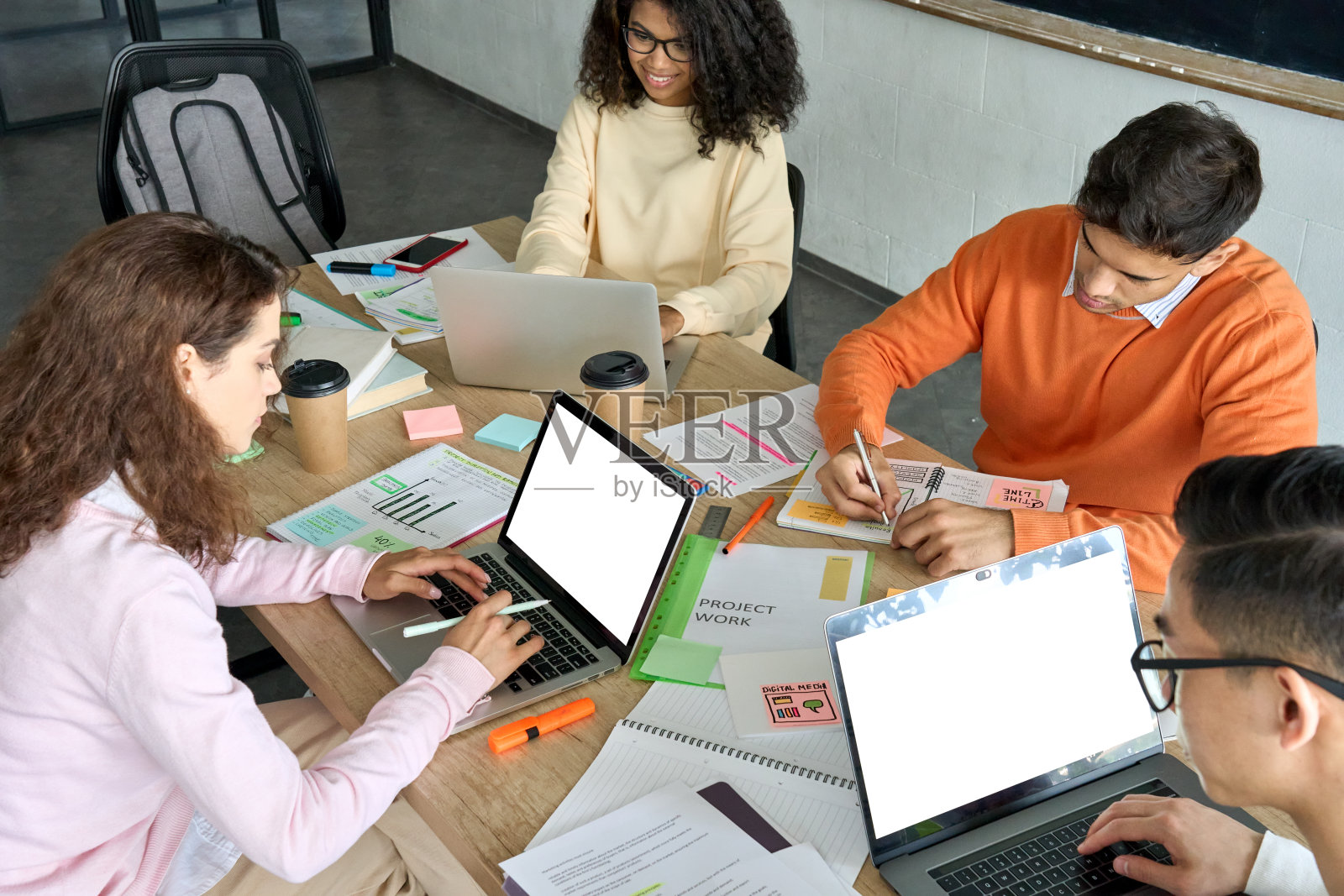 在现代办公室中使用设备协同工作的创意团队照片摄影图片