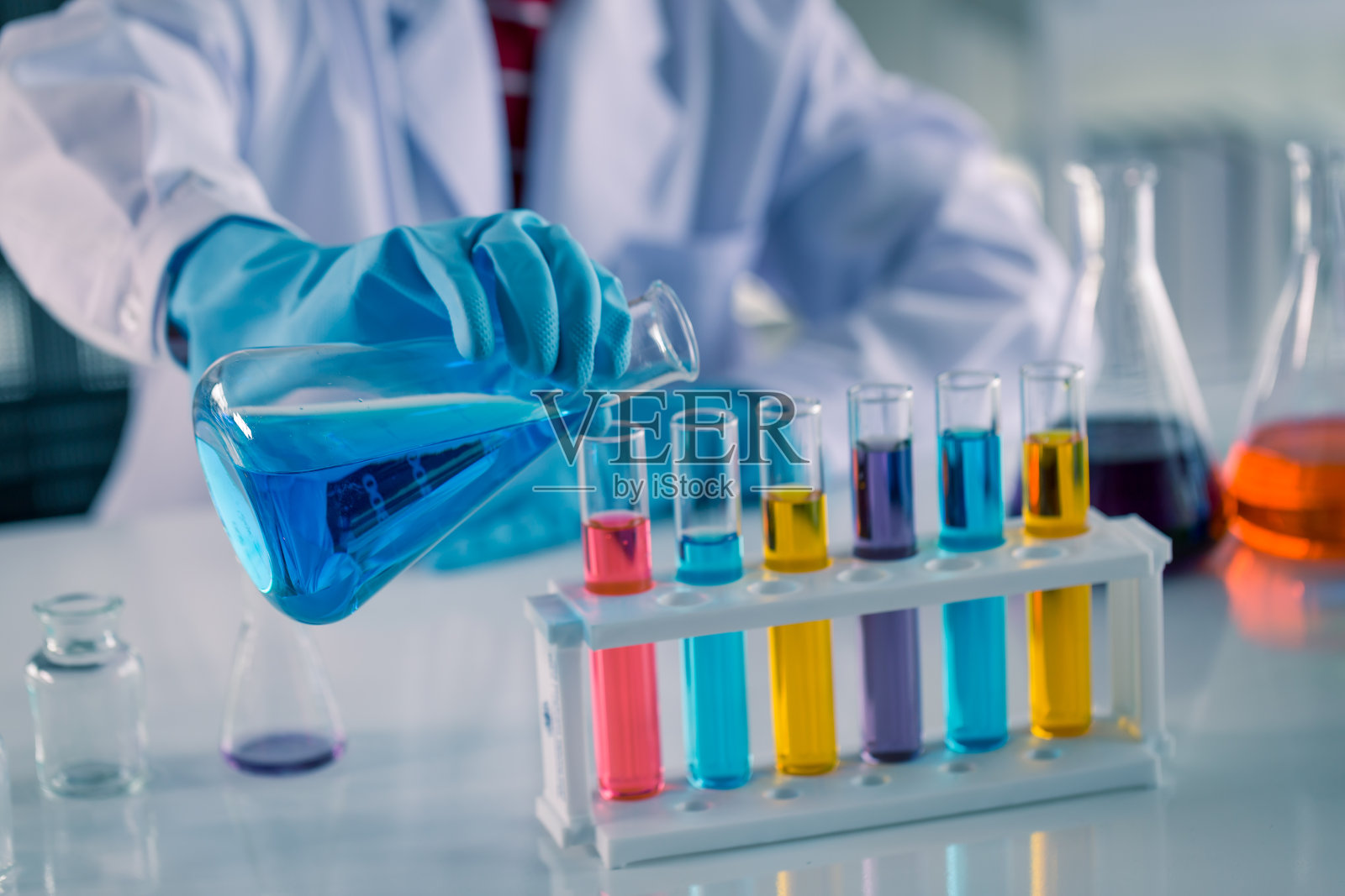 年轻的亚洲医学技术人员女性在科学实验室一边做研究一边用试管做试验照片摄影图片