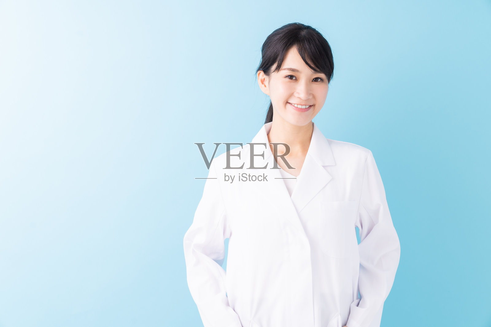穿着白大褂的迷人的亚洲女人照片摄影图片