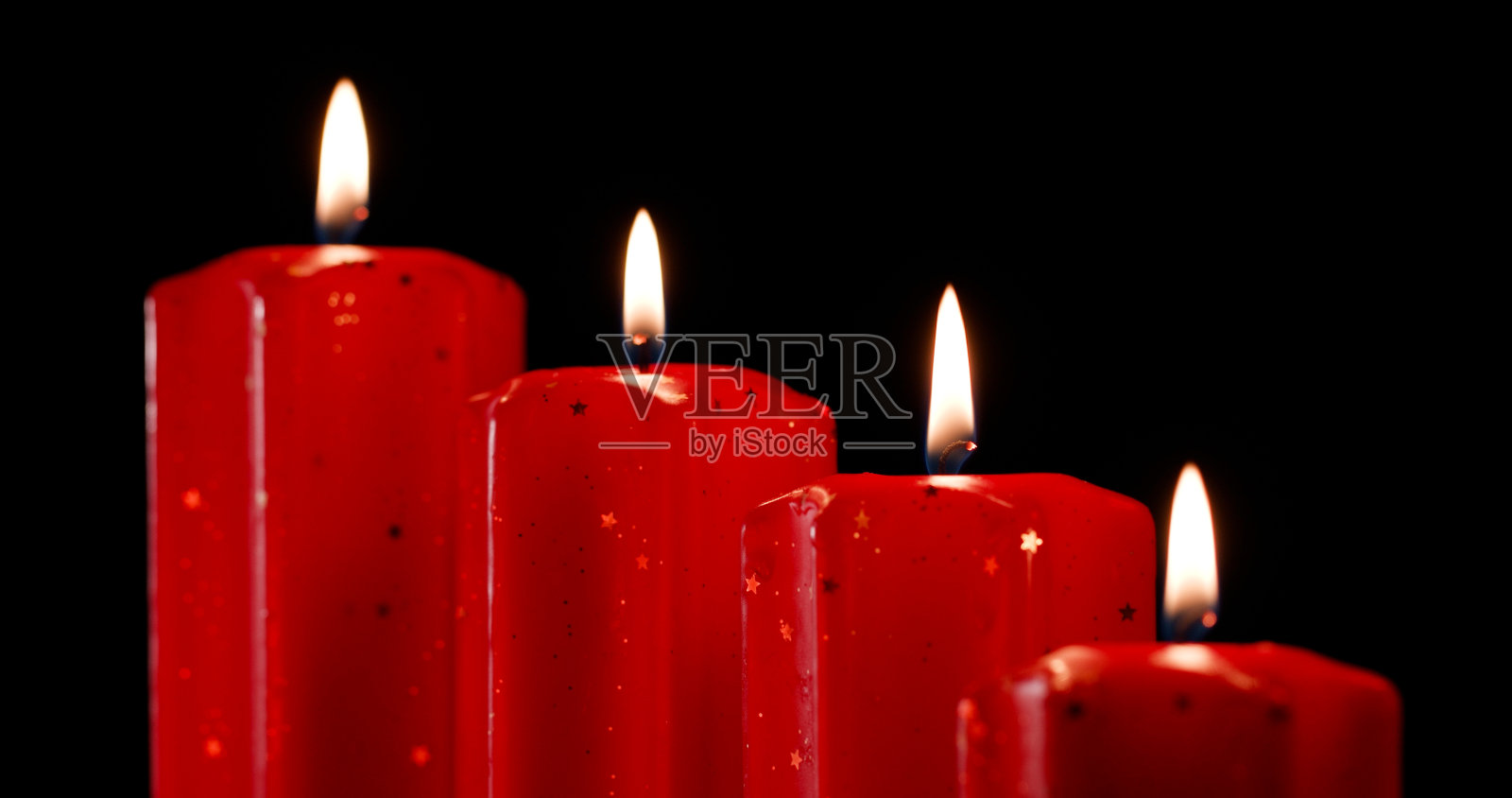 四支燃烧的蜡烛在最佳曝光。概念-祝贺圣诞假期。出现。照片摄影图片