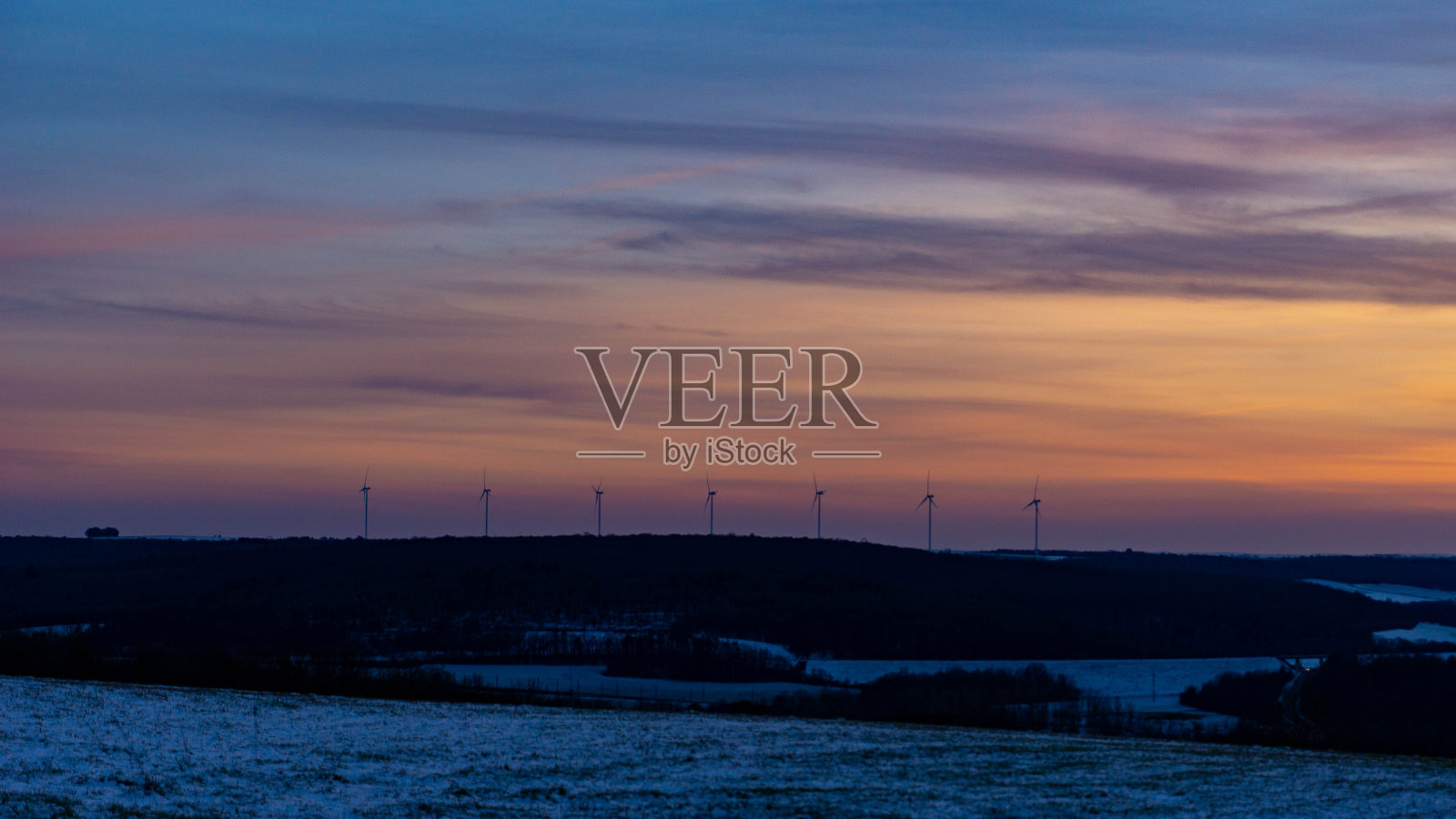 日落与风力涡轮机照片摄影图片