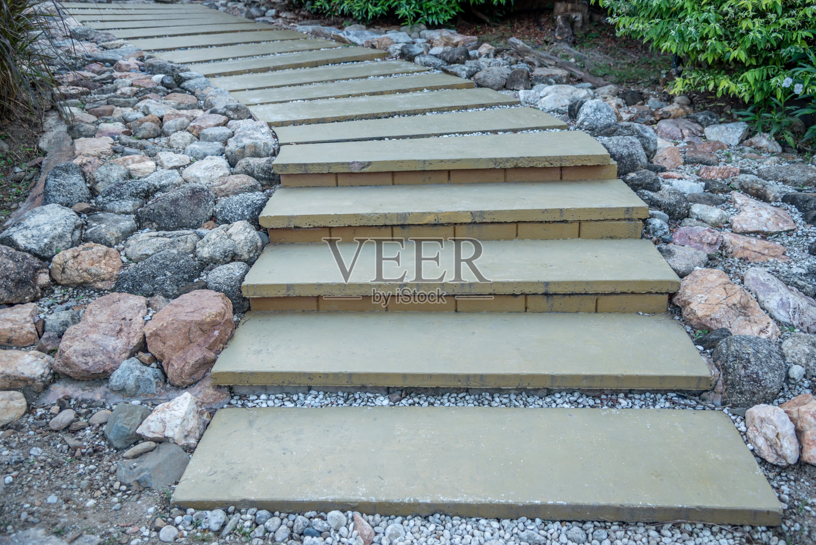 外面的台阶上有石头和树照片摄影图片