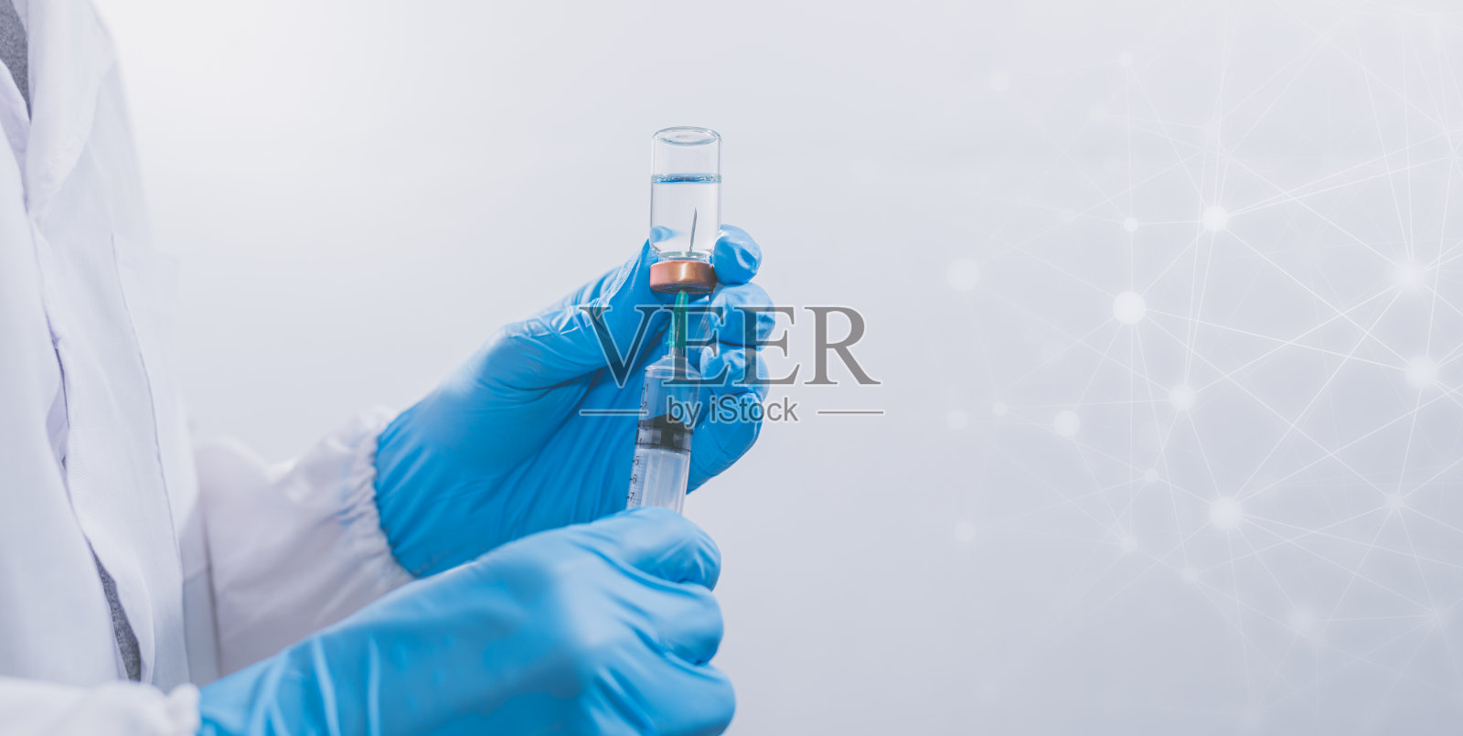 医生或科学家正在使用疫苗对抗COVID-19或相信其他疾病。照片摄影图片