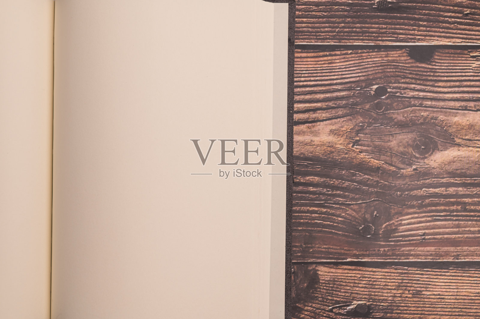 笔记本和一杯牛奶在桌子上。照片摄影图片