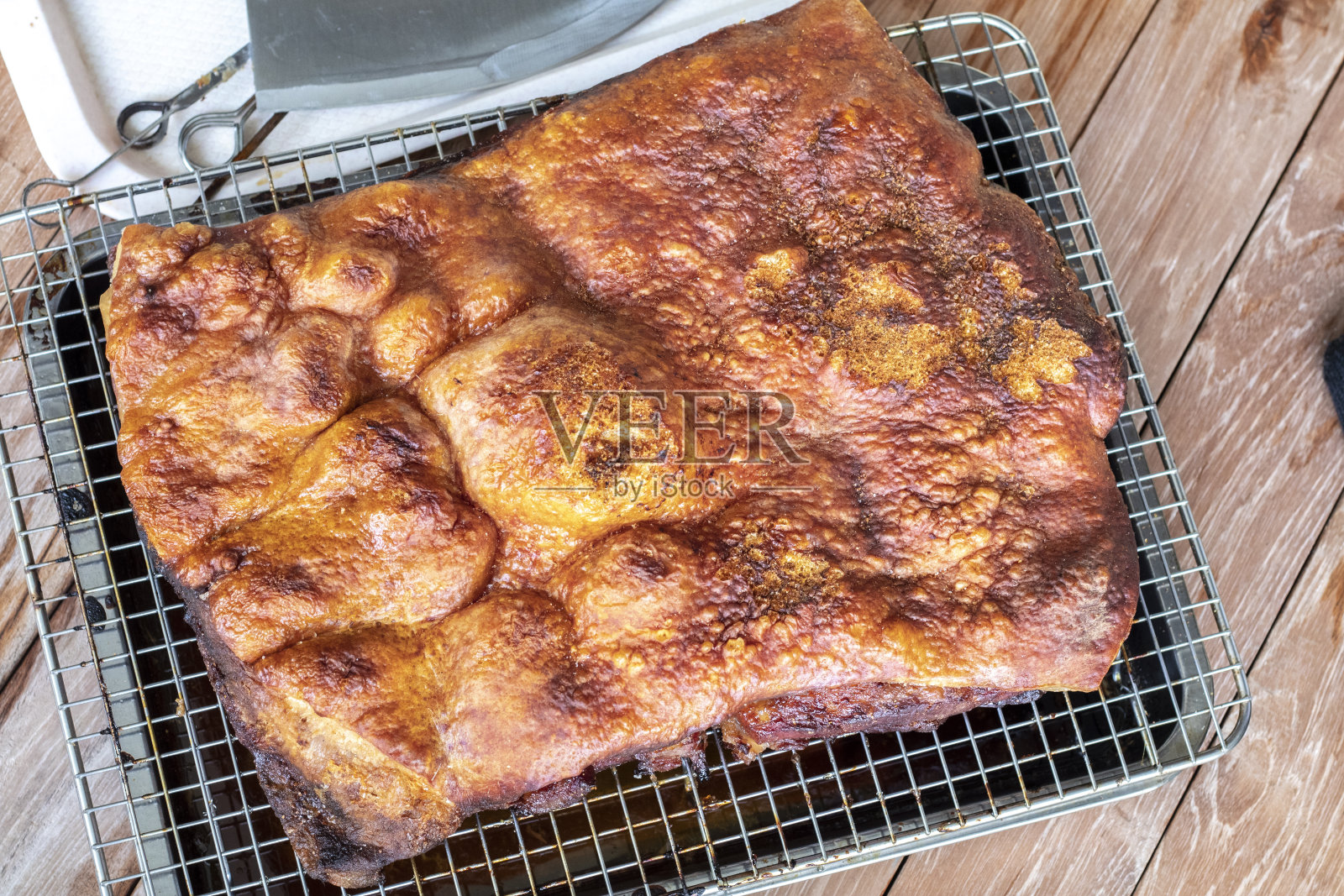 脆皮五花肉-新鲜烤猪肉，在一个铁托盘。照片摄影图片