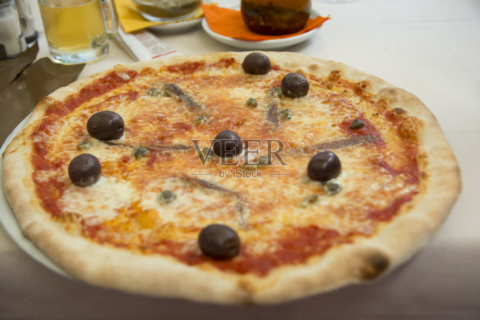 加全黑橄榄和番茄酱的意大利比萨照片摄影图片