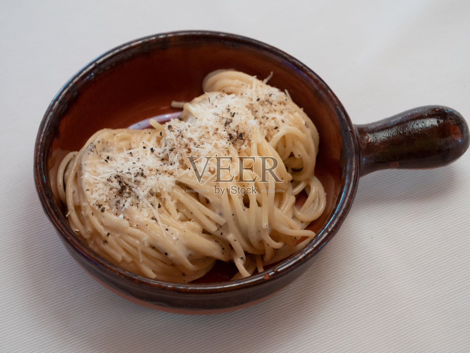 黑椒意大利面配芝士和胡椒照片摄影图片