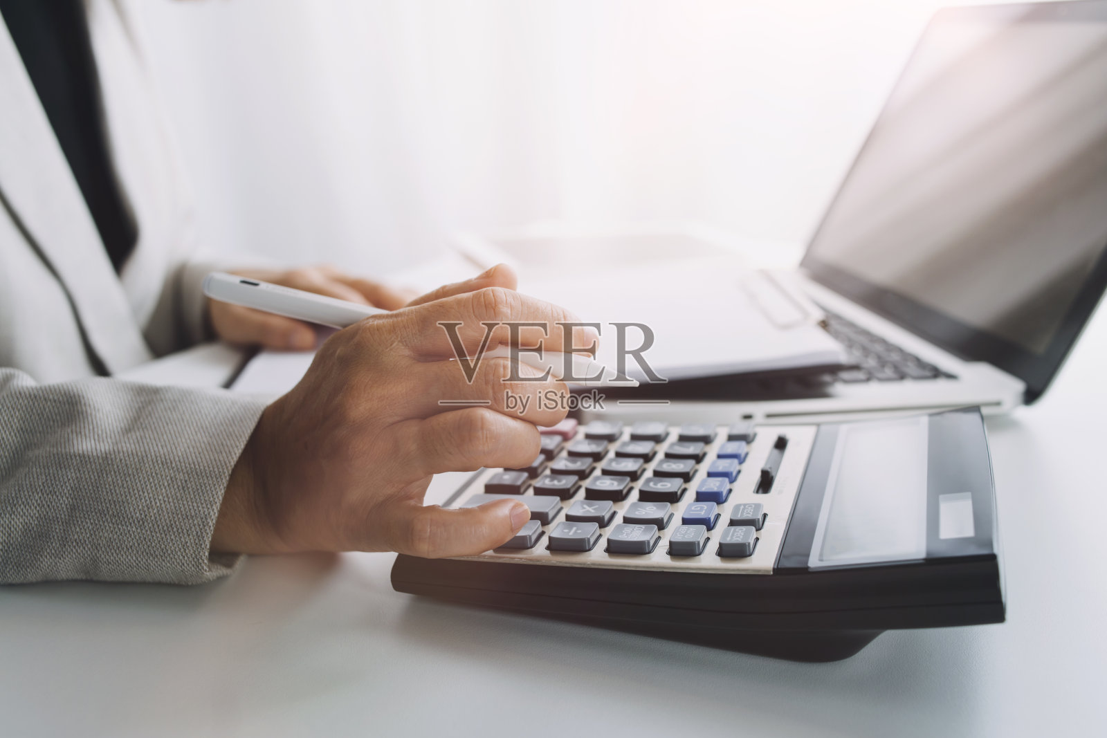 簿记员使用计算器计算财务，税收，费用，会计，计算账单，金钱，计划，预算，贷款，付款的概念，在电脑上在线支付，在家做文书工作，在家办公照片摄影图片