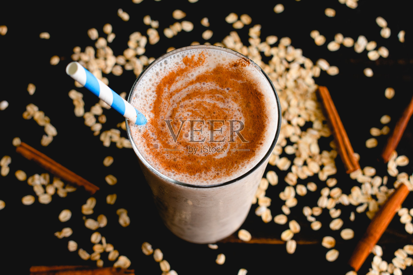 肉桂卷冰沙与纸吸管照片摄影图片