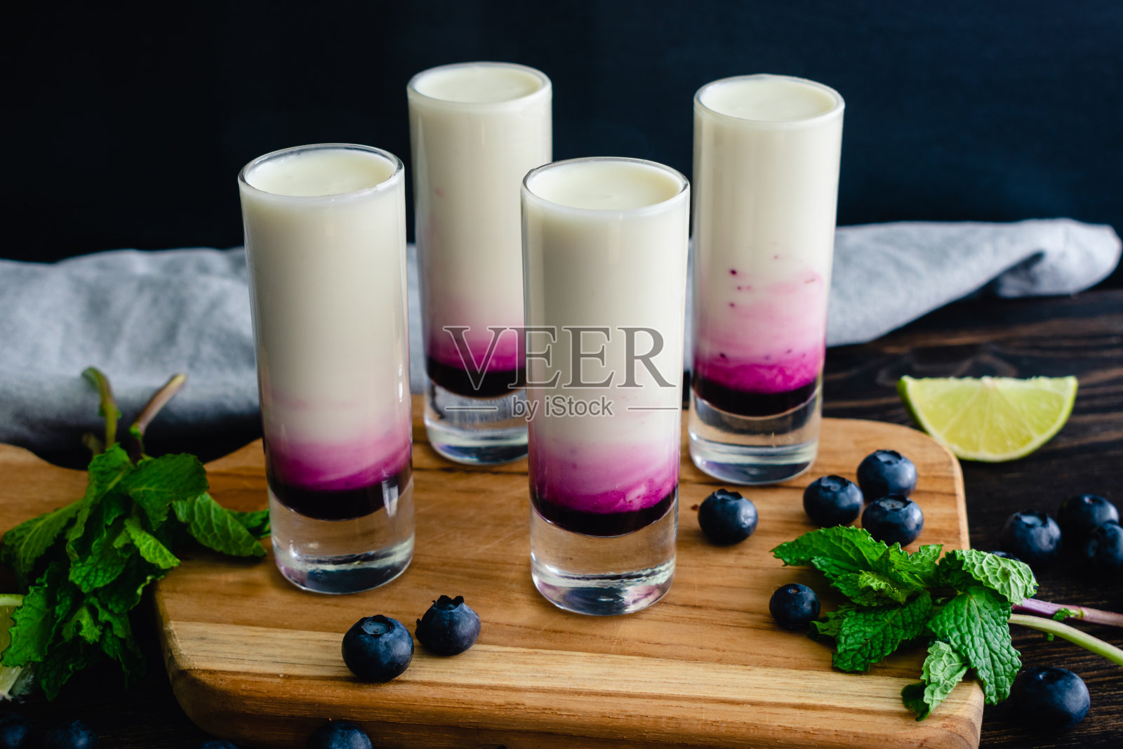 椰酸橙莫吉托射手配蓝莓照片摄影图片