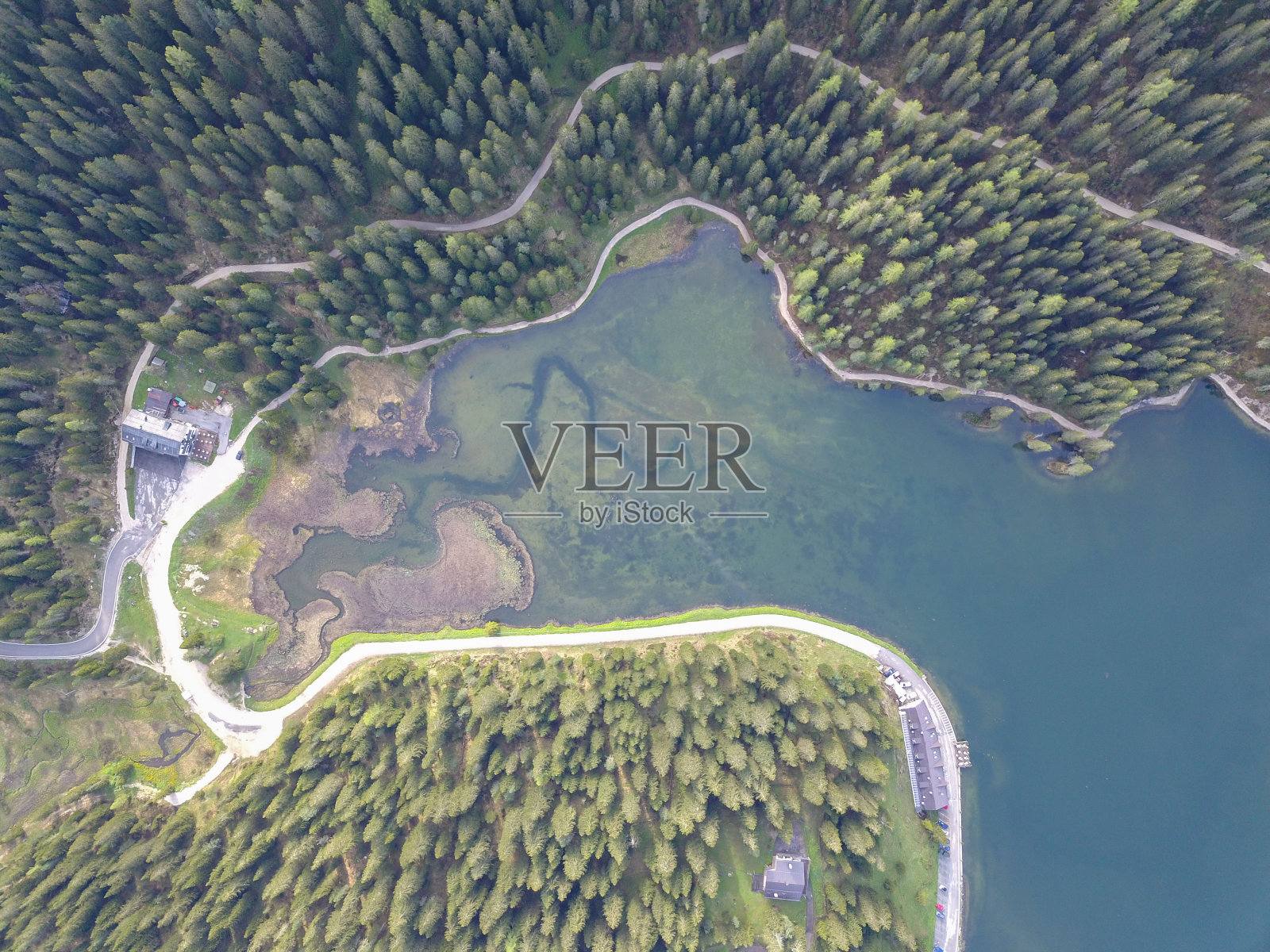 意大利威尼托白云岩群中的米苏里纳湖鸟瞰图照片摄影图片