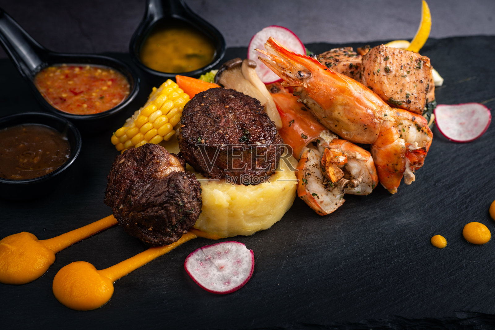什锦牛排，牛肉，虾，三文鱼照片摄影图片