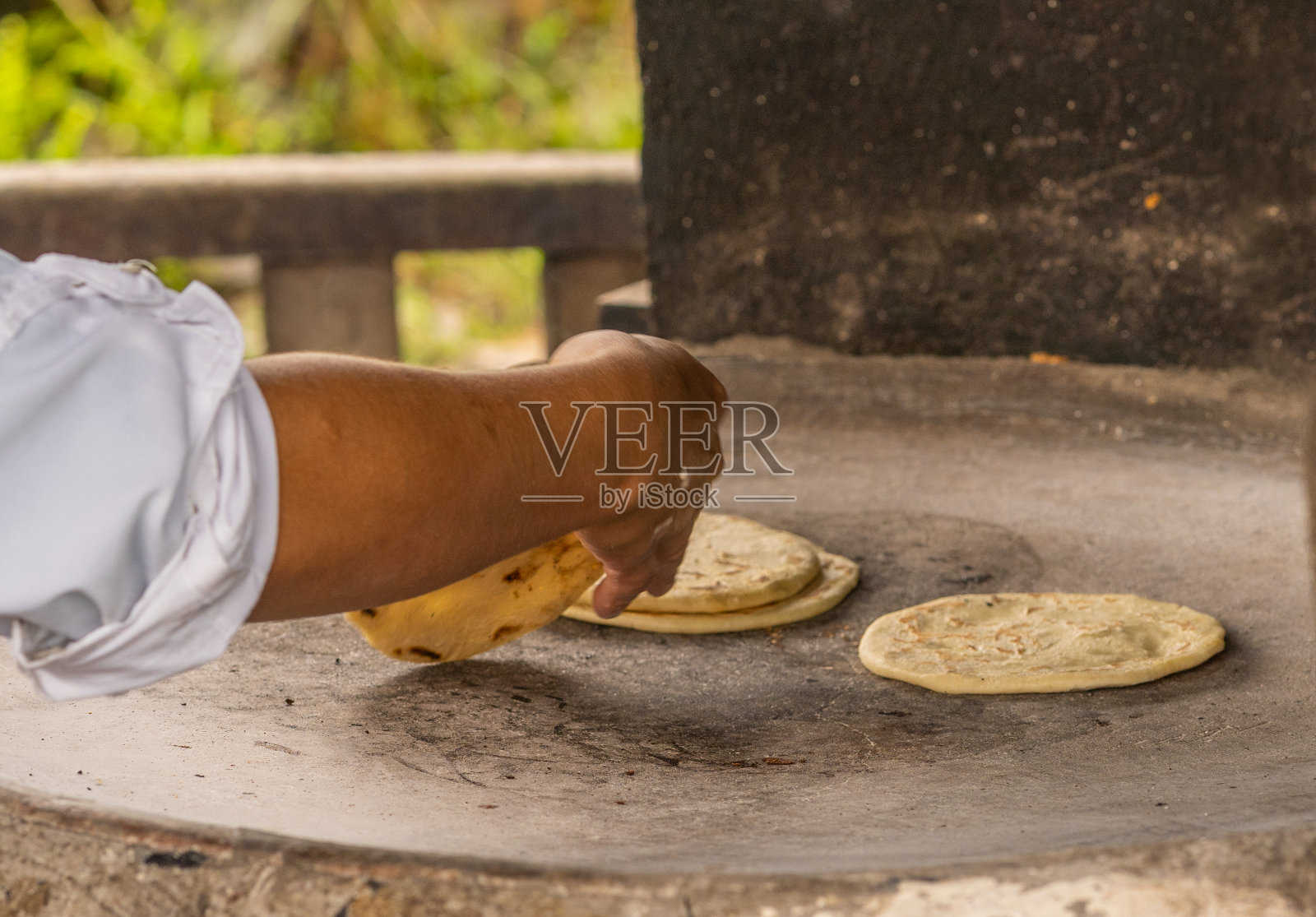 瓜地马拉玉米饼。近距离拍摄制作玉米饼的手照片摄影图片