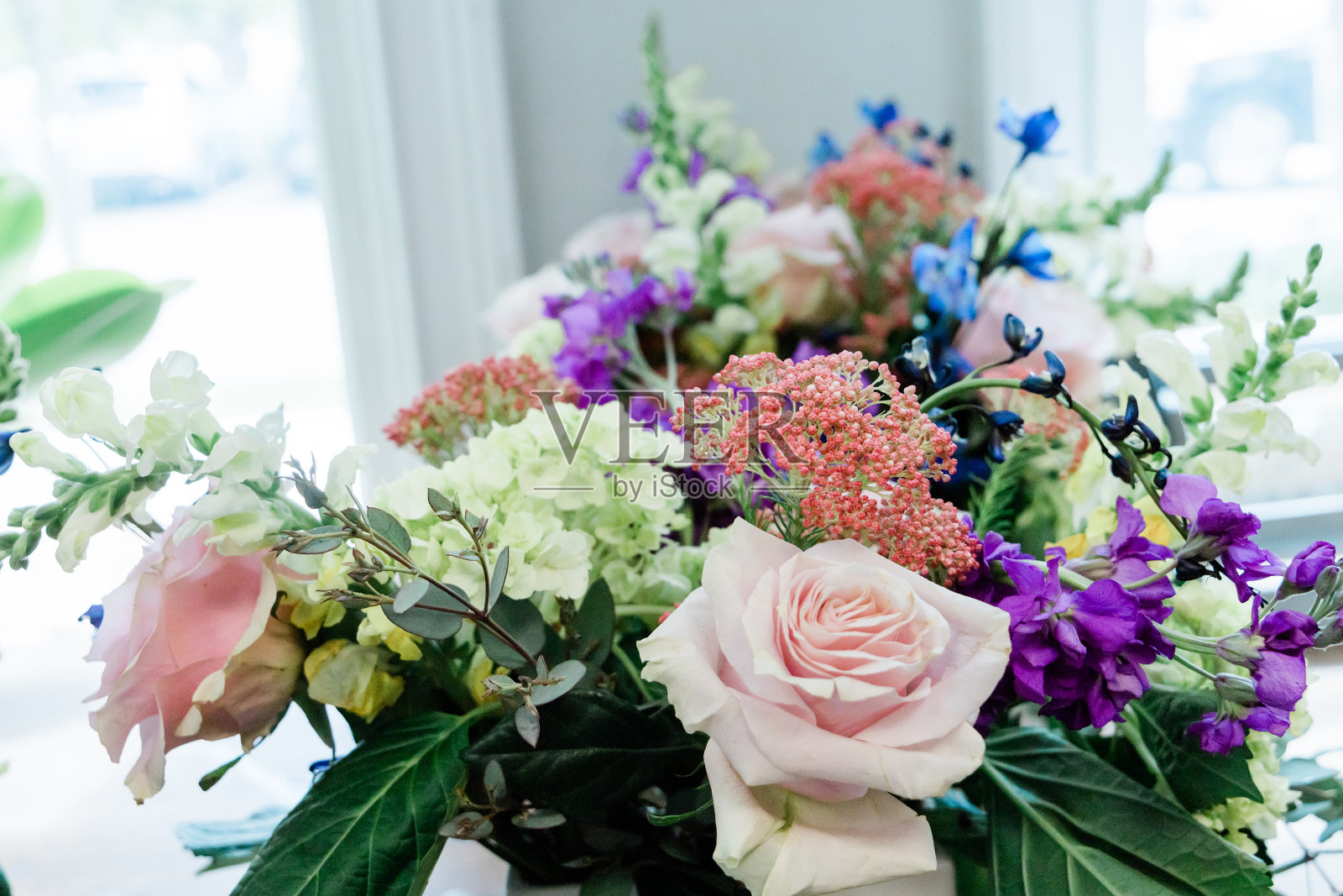 花店里的一束简单的花，包括粉红色的玫瑰照片摄影图片