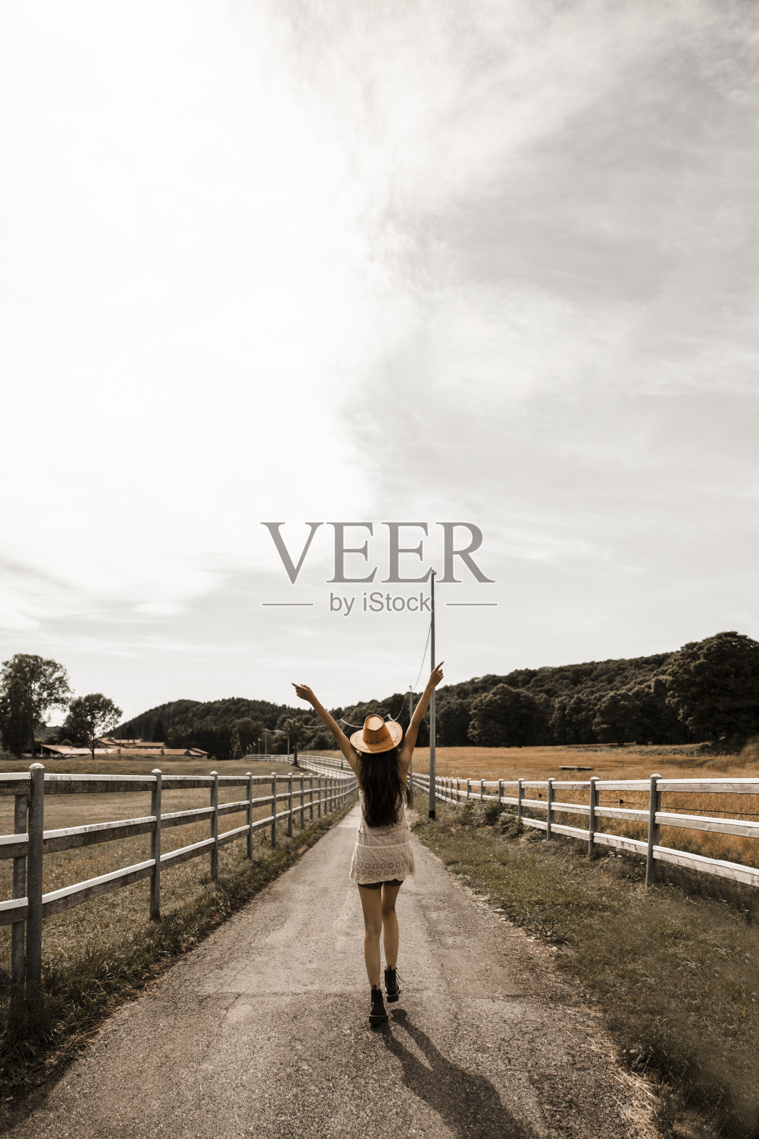 以马场为背景的女性模特照片摄影图片