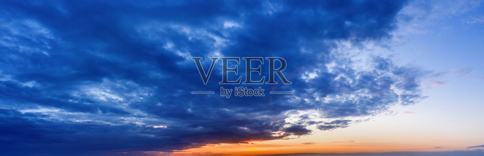 美丽的自然天空背景日落与乌云。照片摄影图片