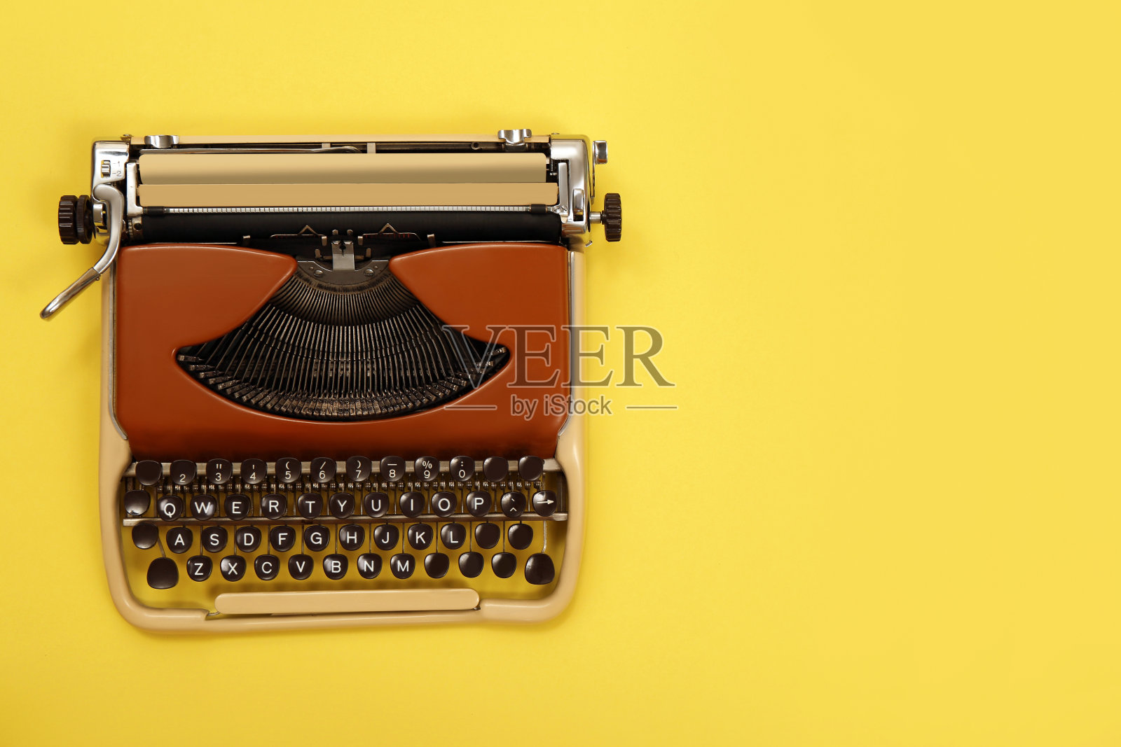 老式打字机黄色背景，俯视图。空间的文本照片摄影图片