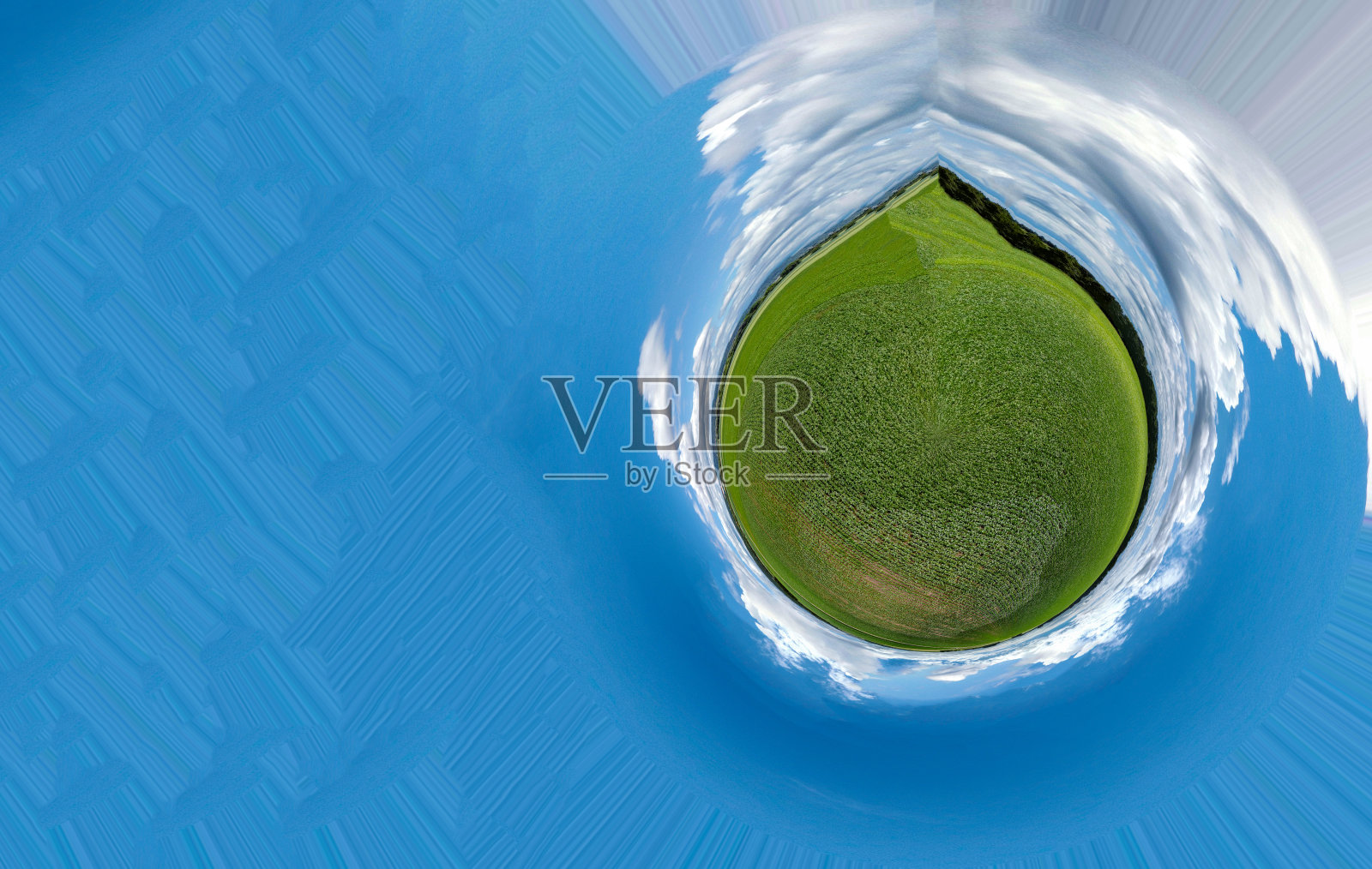 抽象的全景鸟瞰图在森林和田野与奇异美丽的云和弯曲的空间像一个小行星照片摄影图片