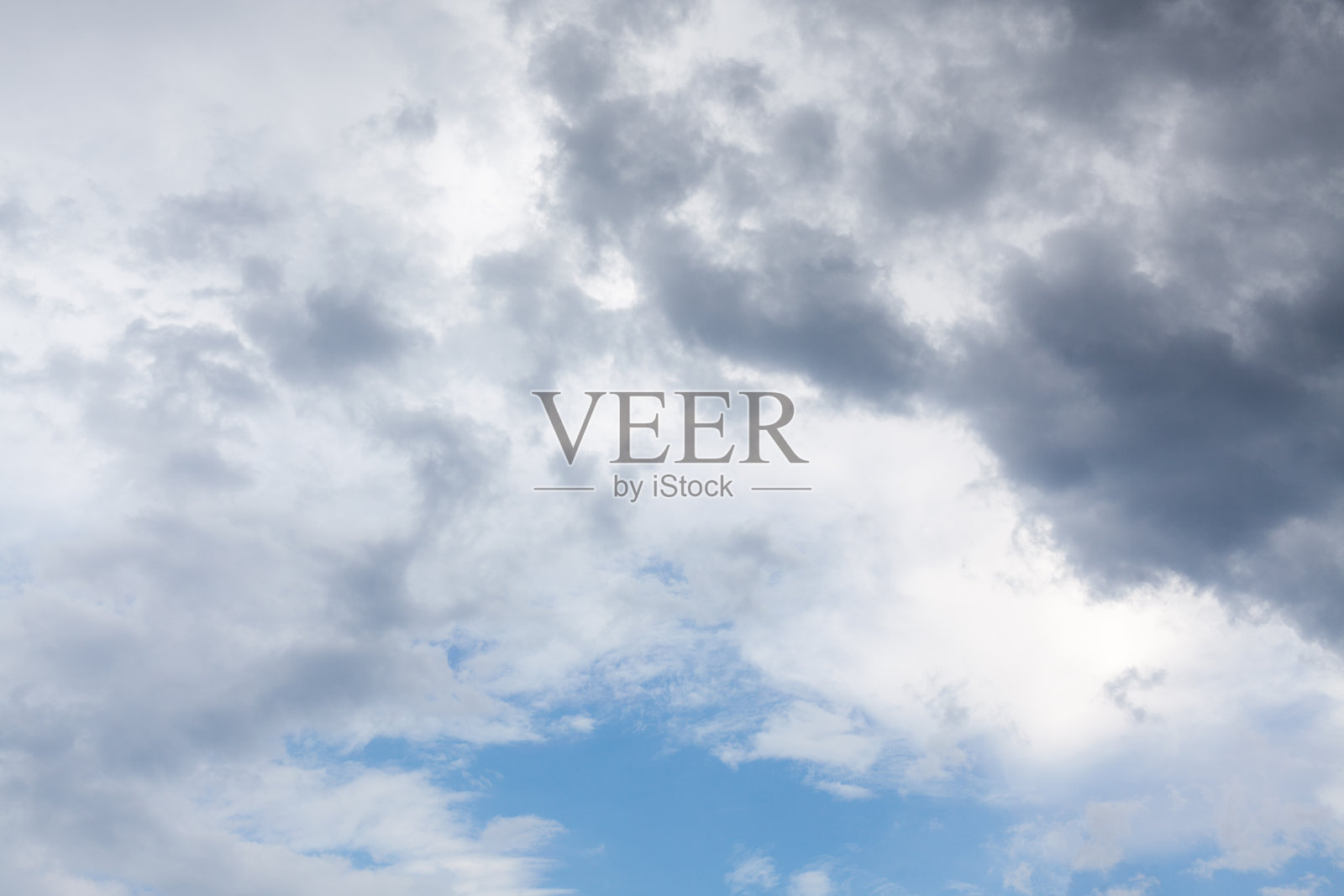 俄罗斯特维尔地区一片乌云密布的蓝天照片摄影图片