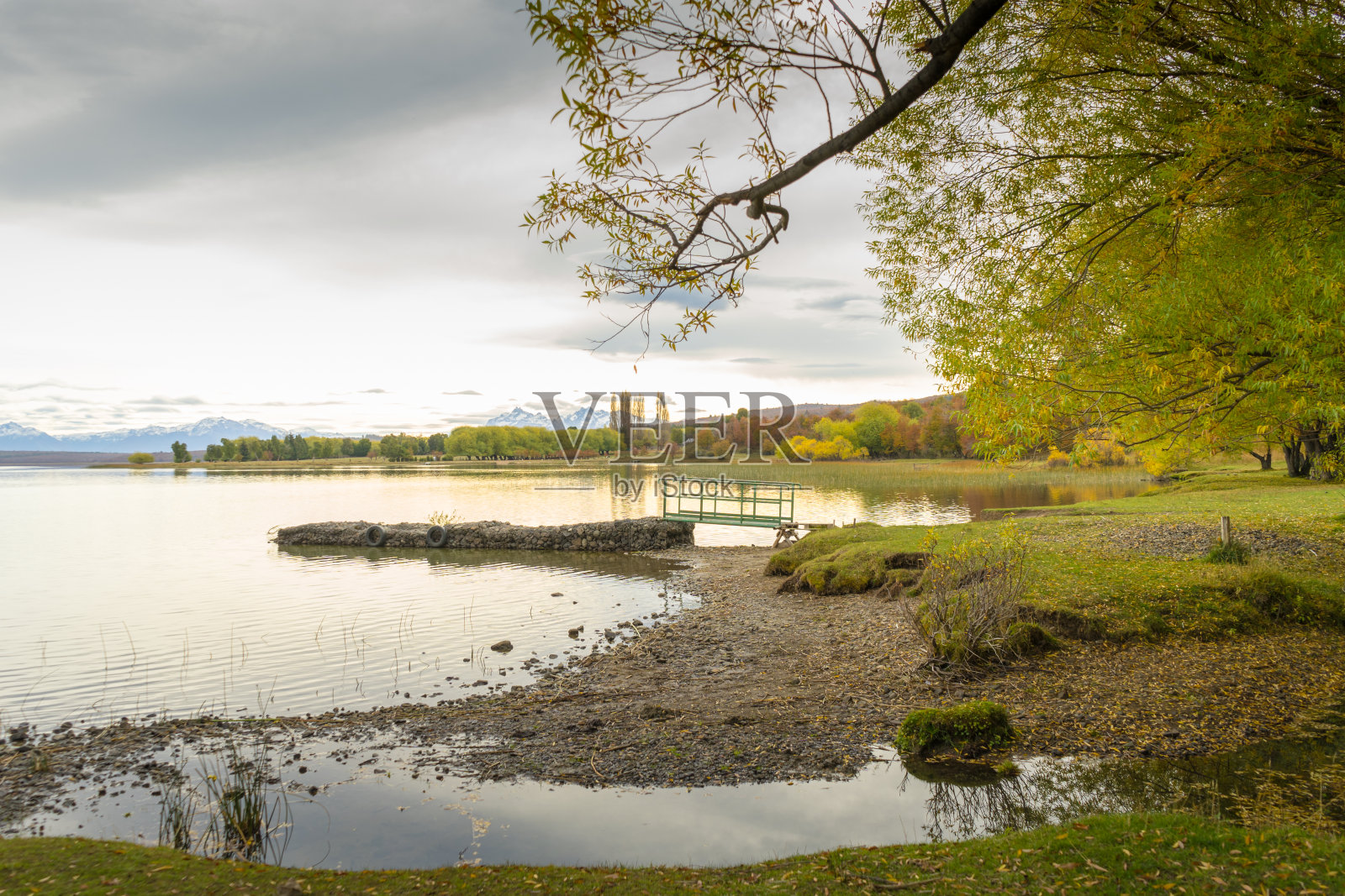 秋天的湖景。巴塔哥尼亚的风景。秋天的风景。罗萨里奥湖。阿根廷巴塔哥尼亚。照片摄影图片