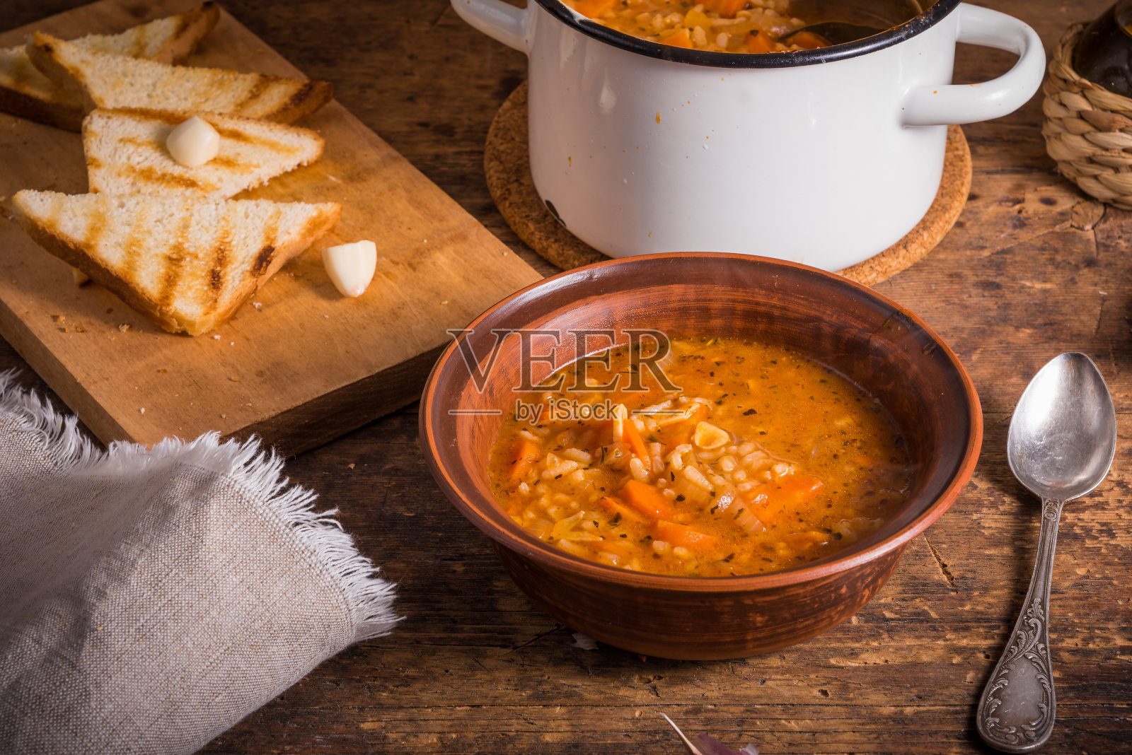 土豆泥碗，配番茄和胡萝卜，三角蒜吐司照片摄影图片