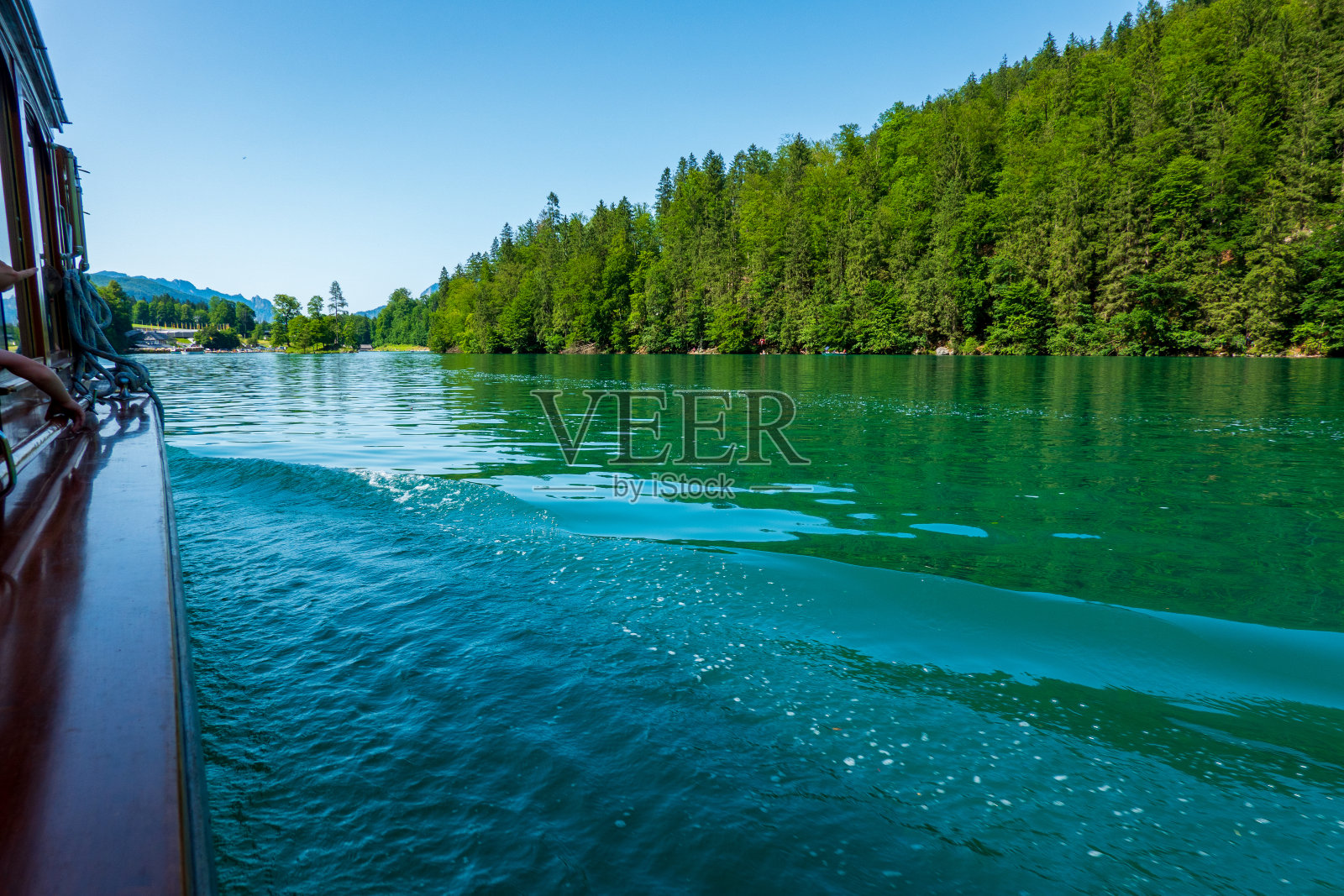 贝希特斯加登湖Königssee，一个阳光明媚的夏日照片摄影图片