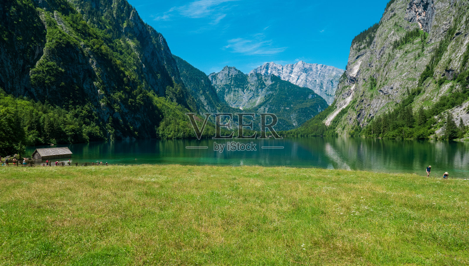 在贝希特斯加登的欧伯湖，一个阳光明媚的夏日照片摄影图片