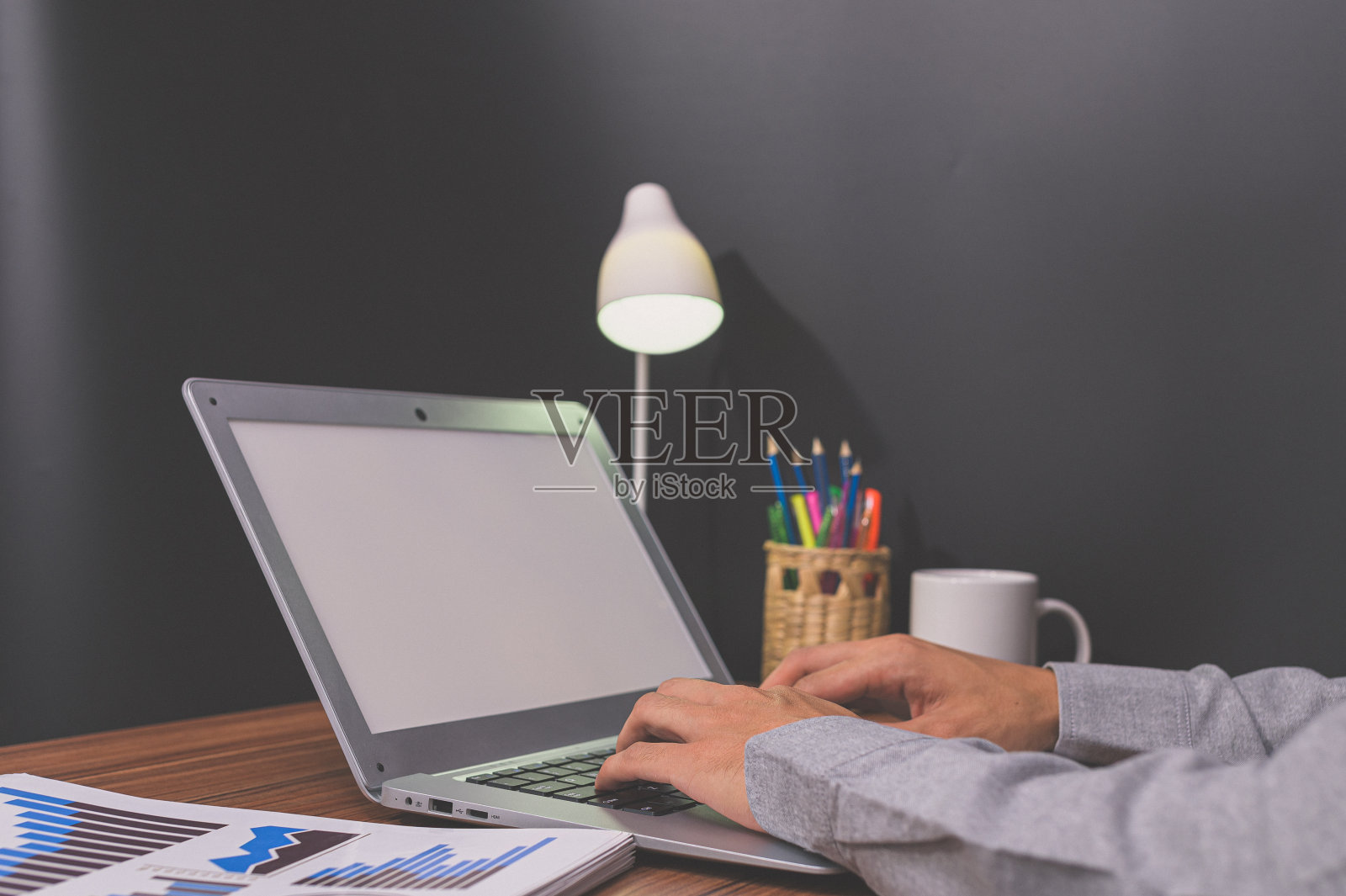 商务人士使用笔记本电脑工作照片摄影图片