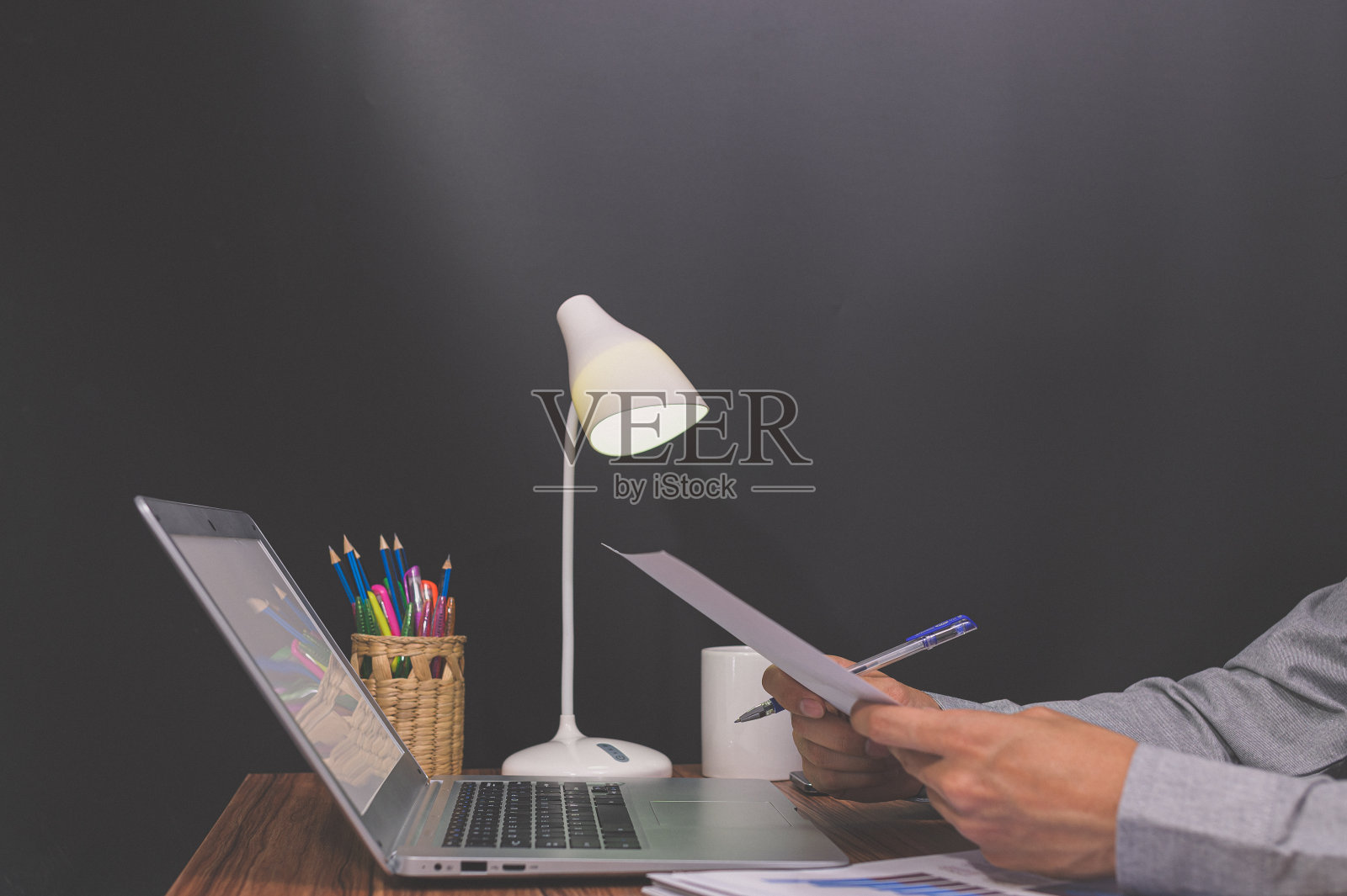 商务人员坐在办公室的办公桌前检查文件照片摄影图片