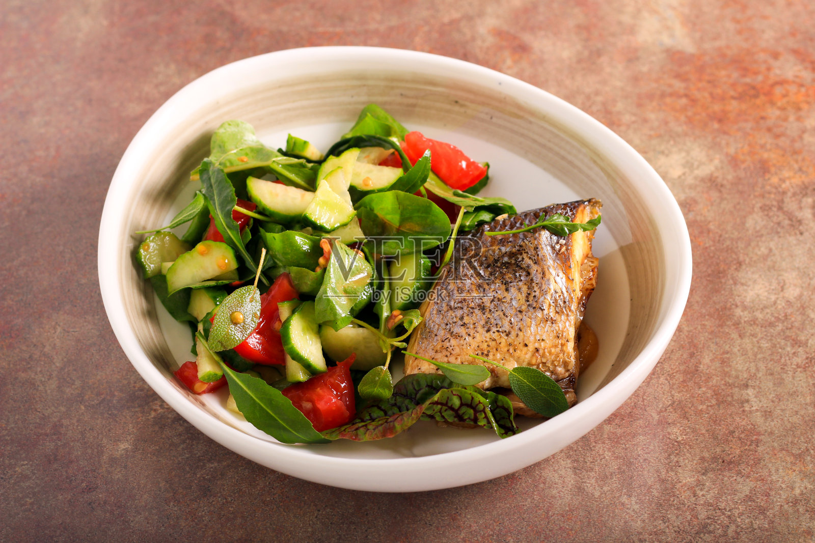 鲈鱼配沙拉照片摄影图片