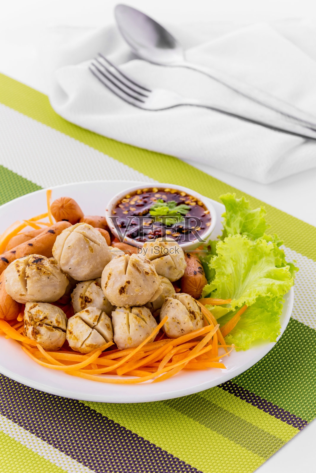 烤肉丸和烤香肠，美味的街头小吃照片摄影图片