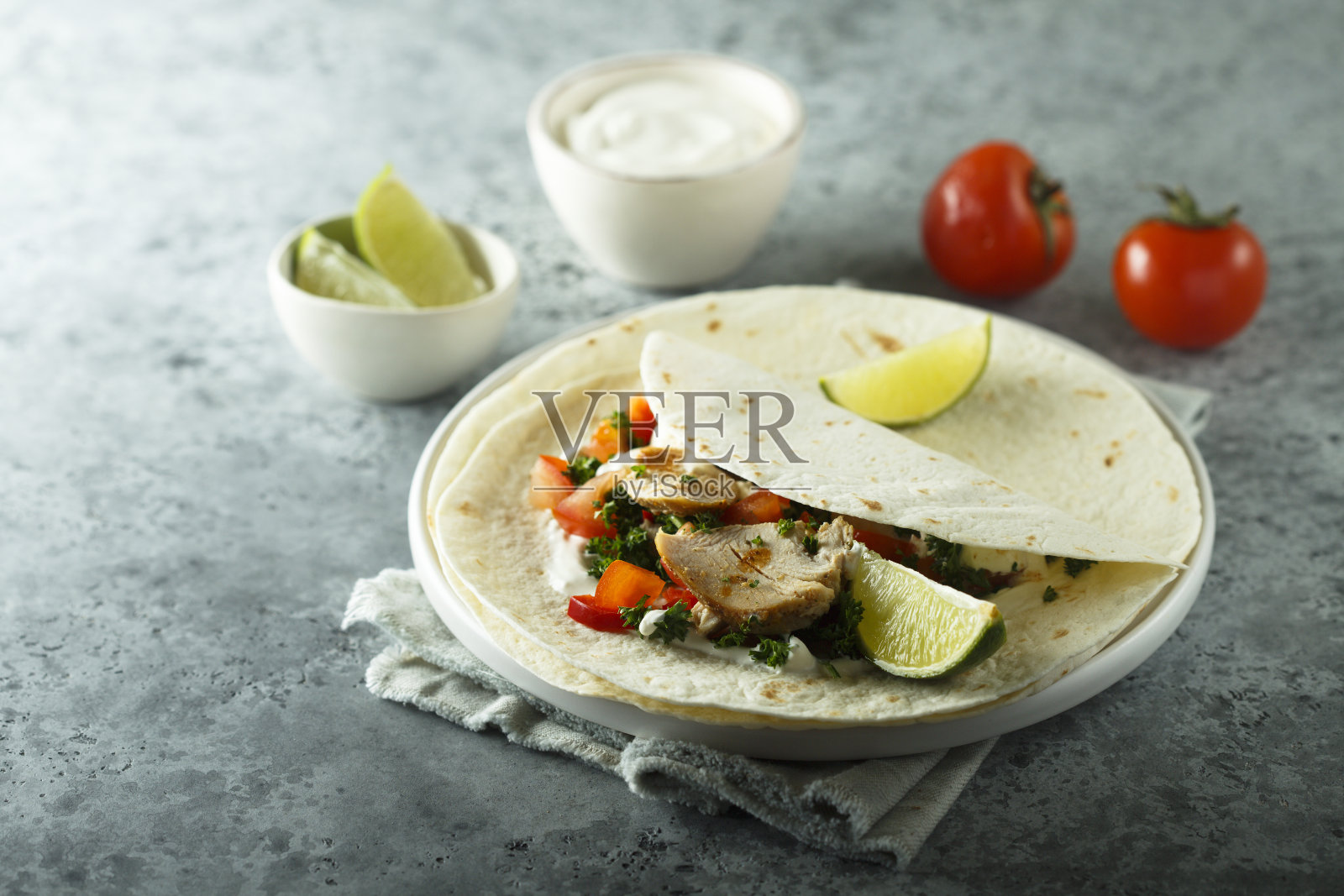 面包和鸡肉照片摄影图片