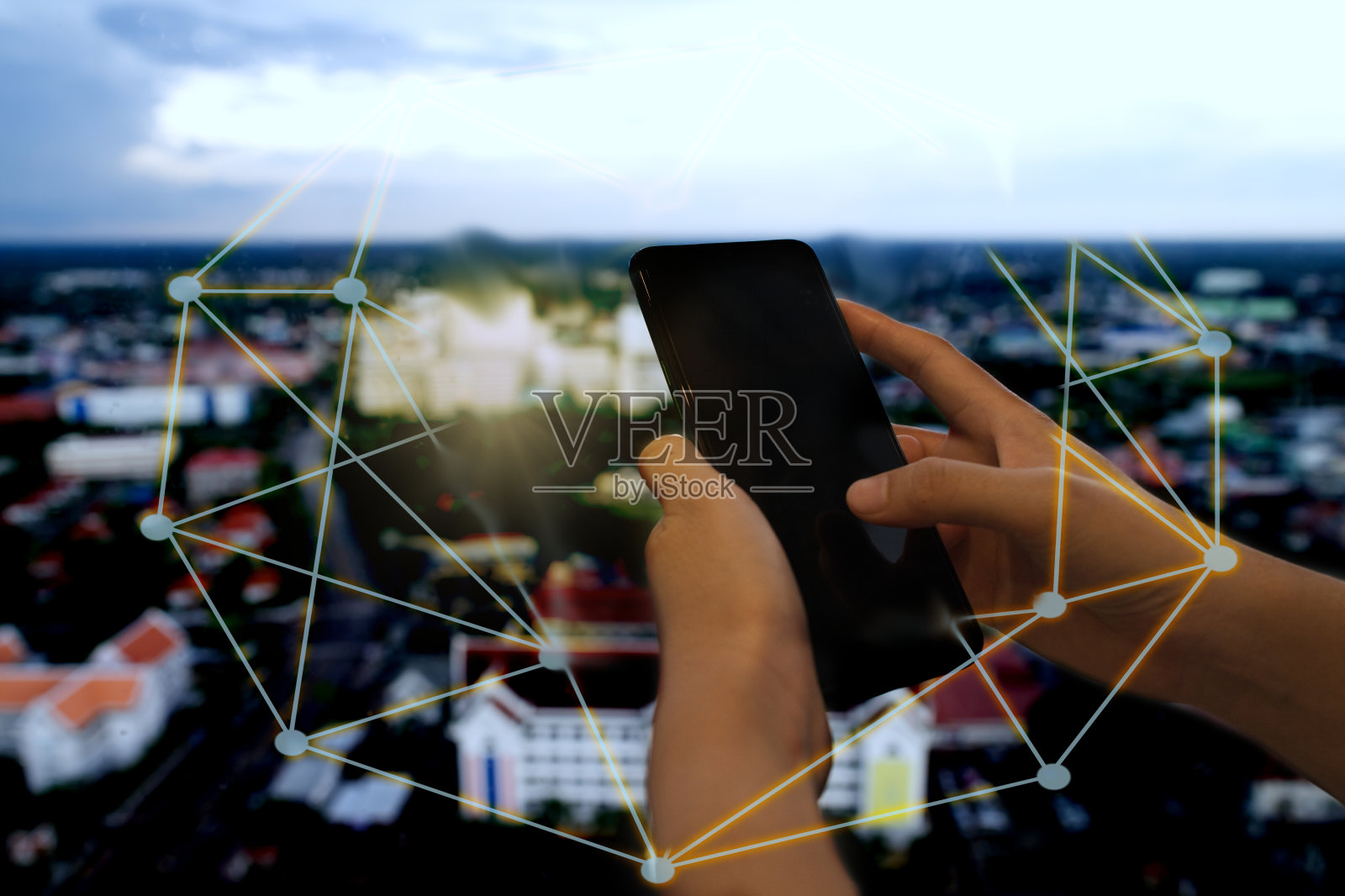 用手触摸智能手机进行网络交流和在线交易。照片摄影图片