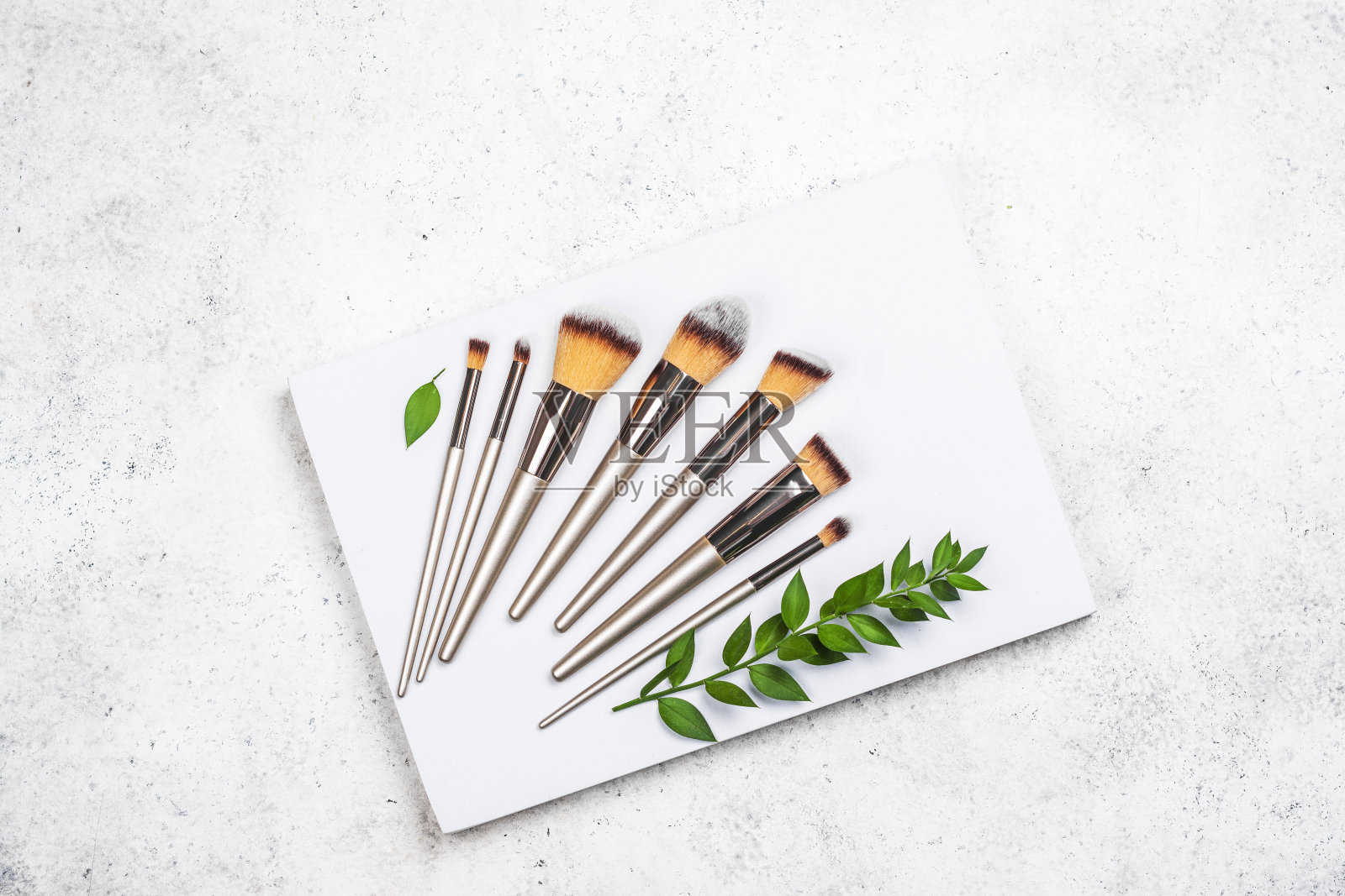 化妆刷在陈列架上照片摄影图片