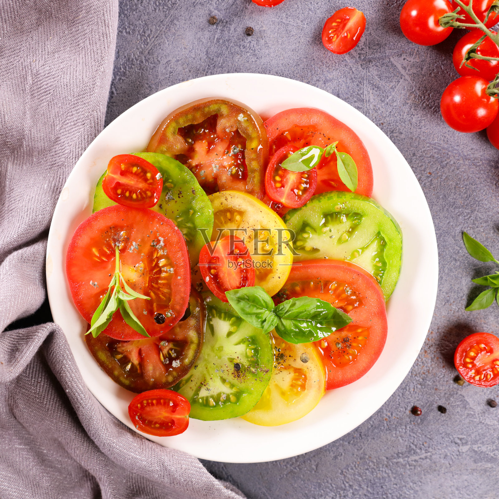 番茄沙拉片配新鲜罗勒照片摄影图片