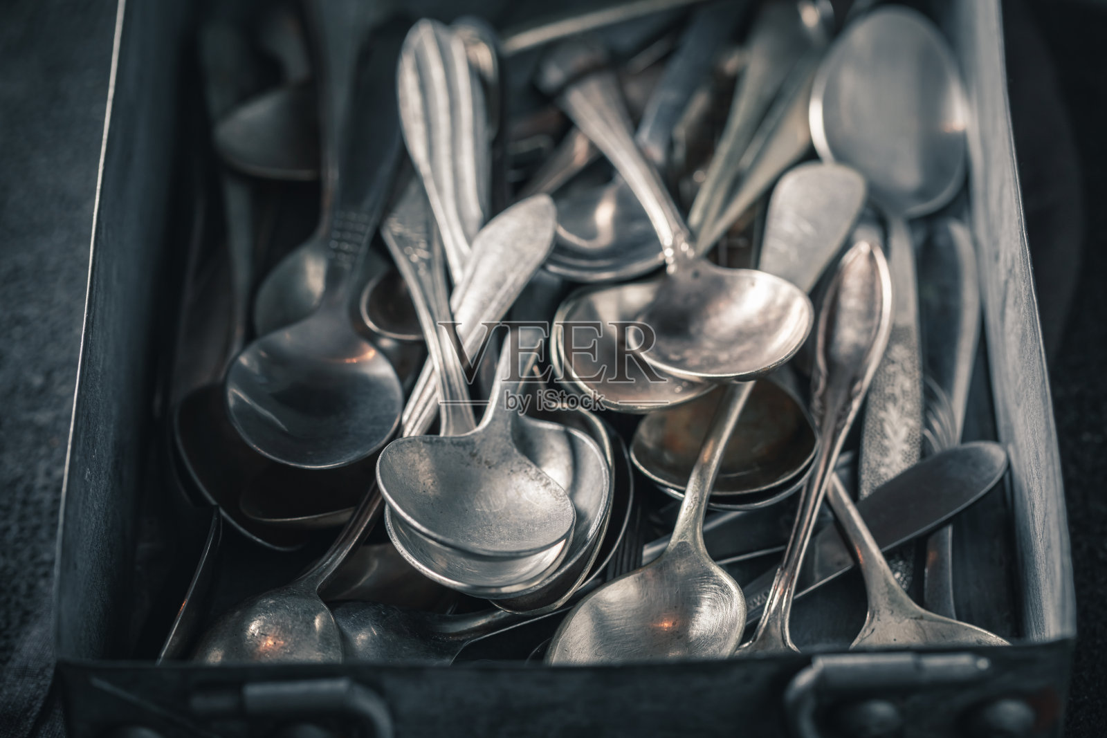 乡村盒子里的复古汤匙。古董使用餐具。照片摄影图片