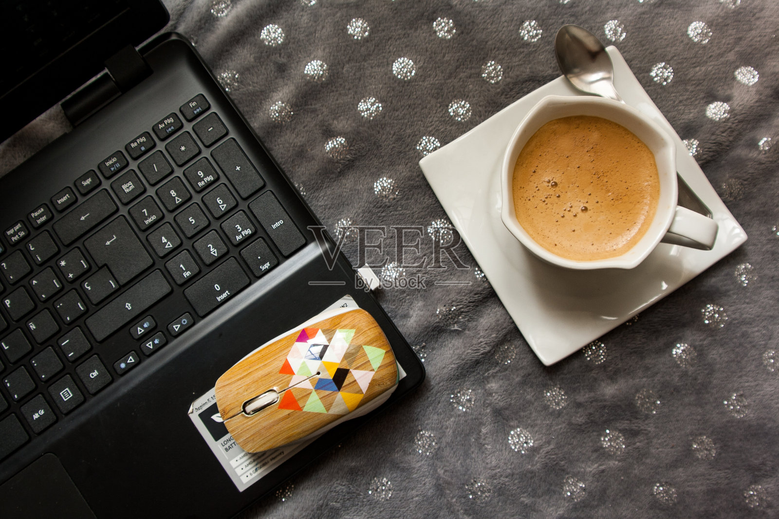 旁边是一杯咖啡。照片摄影图片