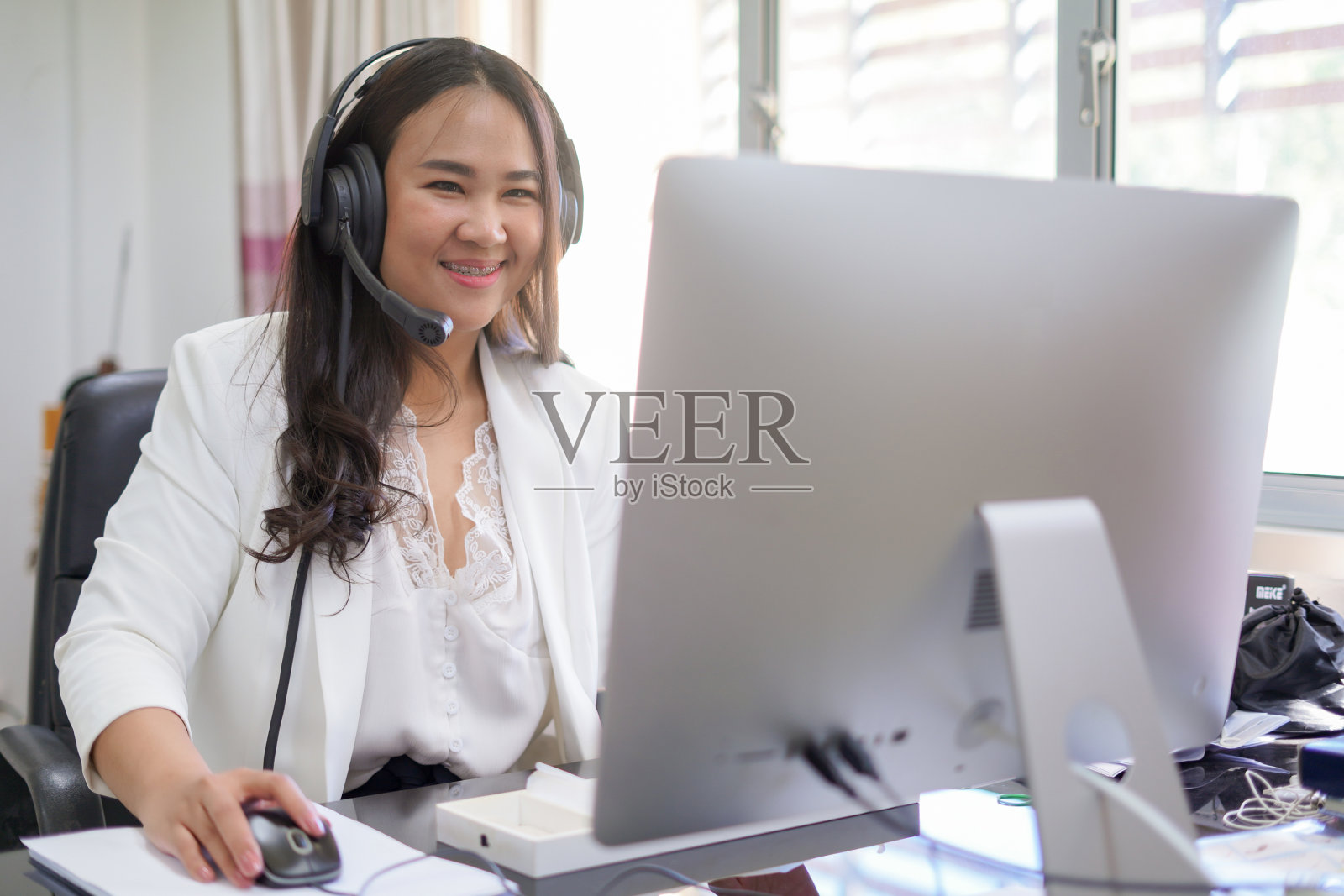 带耳机的呼叫中心接线员照片摄影图片