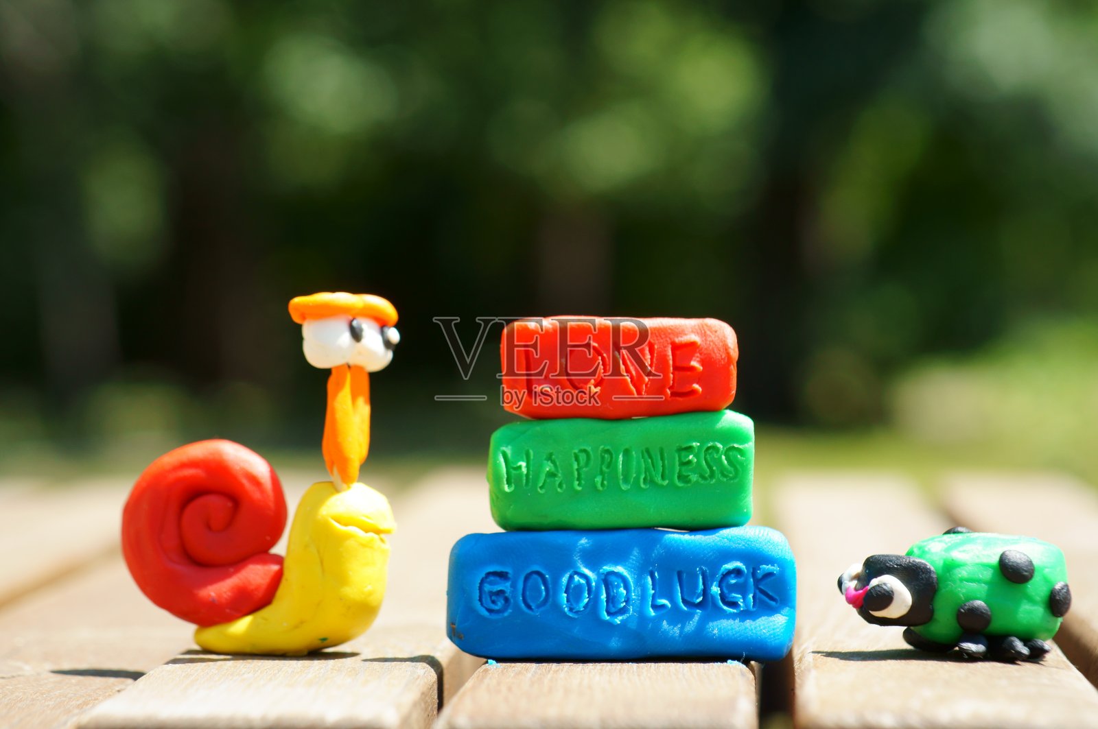 玩具蜗牛和瓢虫橡皮泥制成的特写。照片摄影图片