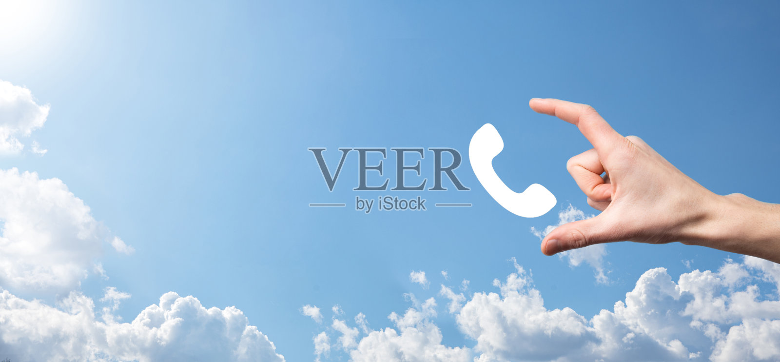 男性手握智能手机与手机图标。呼现业务通信支持中心客户服务技术概念。照片摄影图片