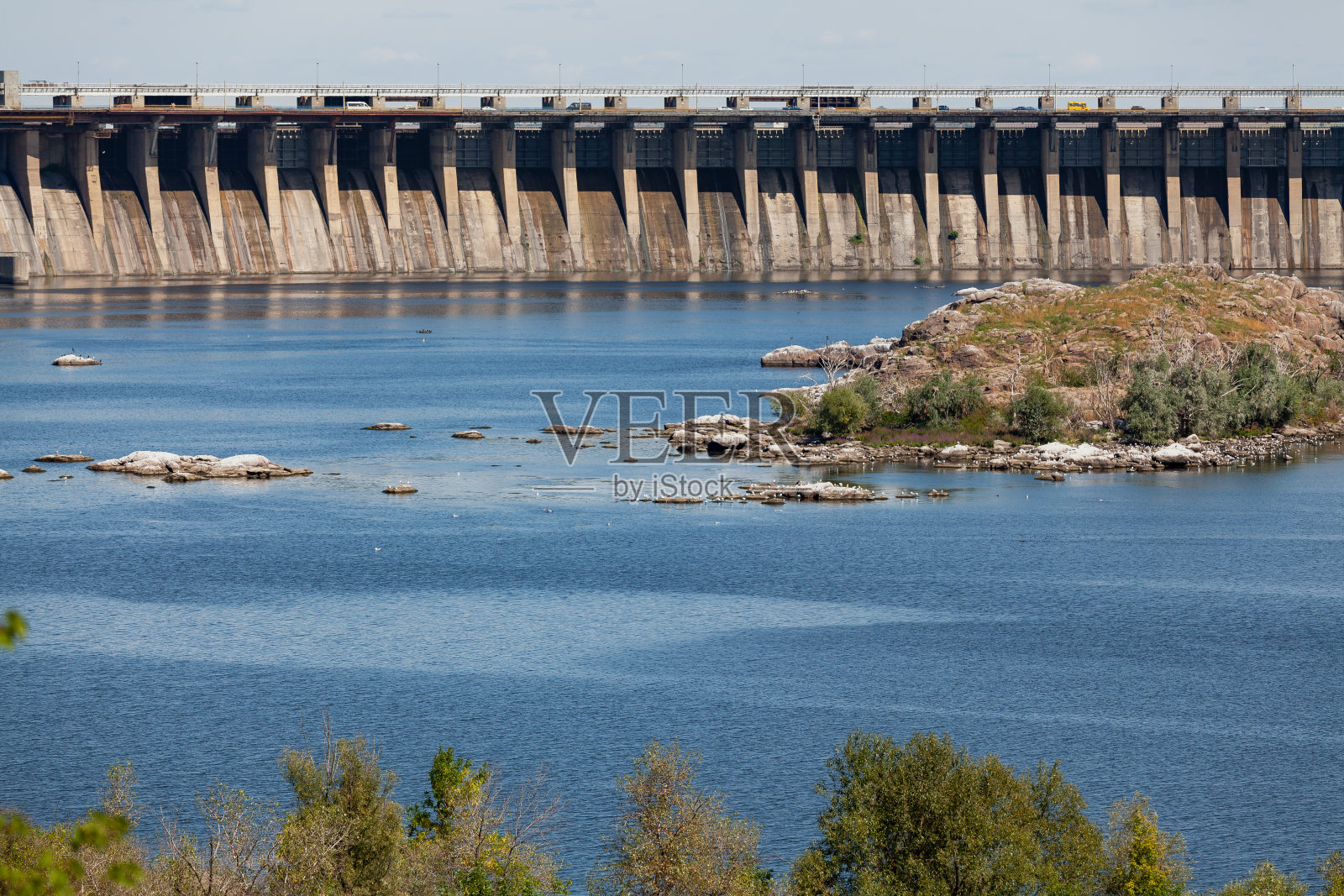工业景观。强大的混凝土大坝阻挡河流照片摄影图片
