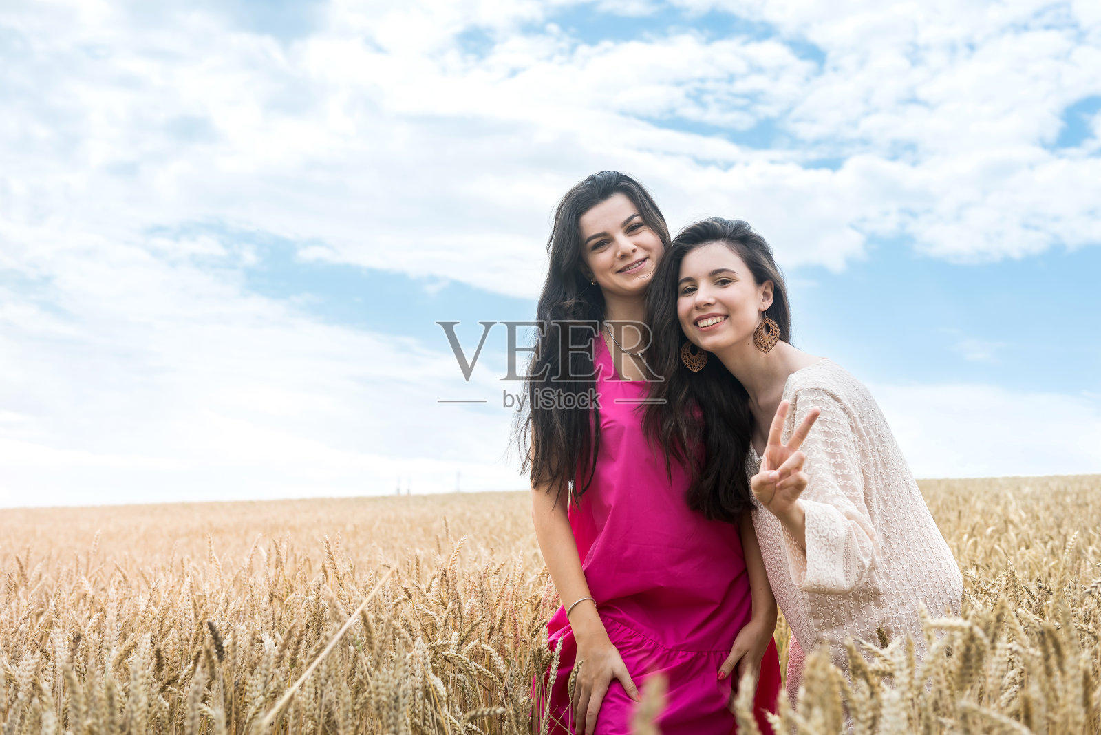 两个漂亮的妹妹在麦田里享受自由照片摄影图片