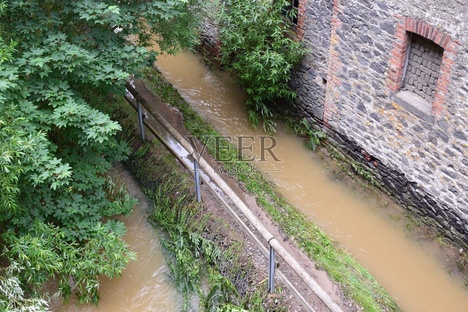 一条小路于2021年7月被艾尔兹河淹没，形成了第二条河床照片摄影图片