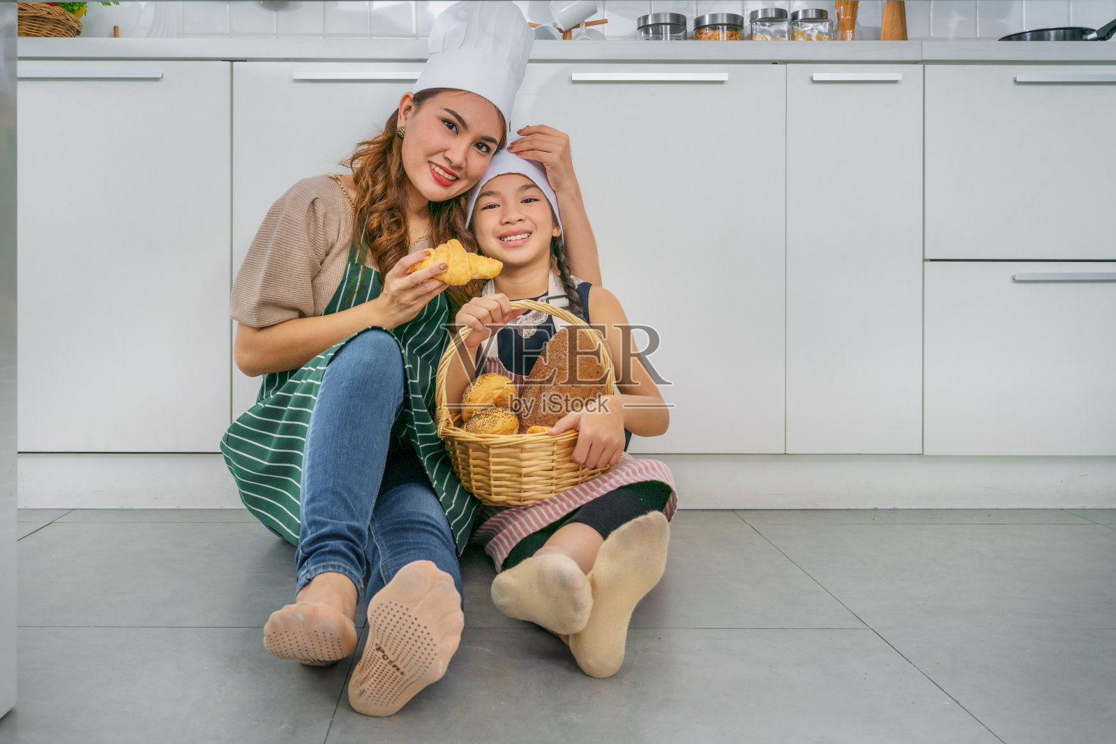 亚洲母亲和小女儿一起在厨房烘焙蛋糕的乐趣照片摄影图片