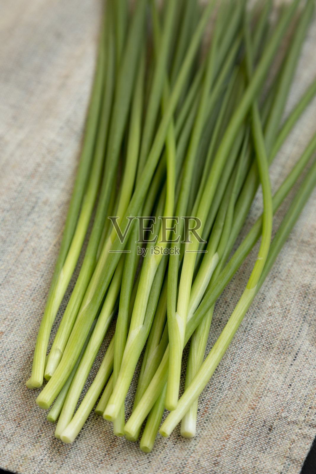 布上生葱，侧视图。特写镜头。照片摄影图片